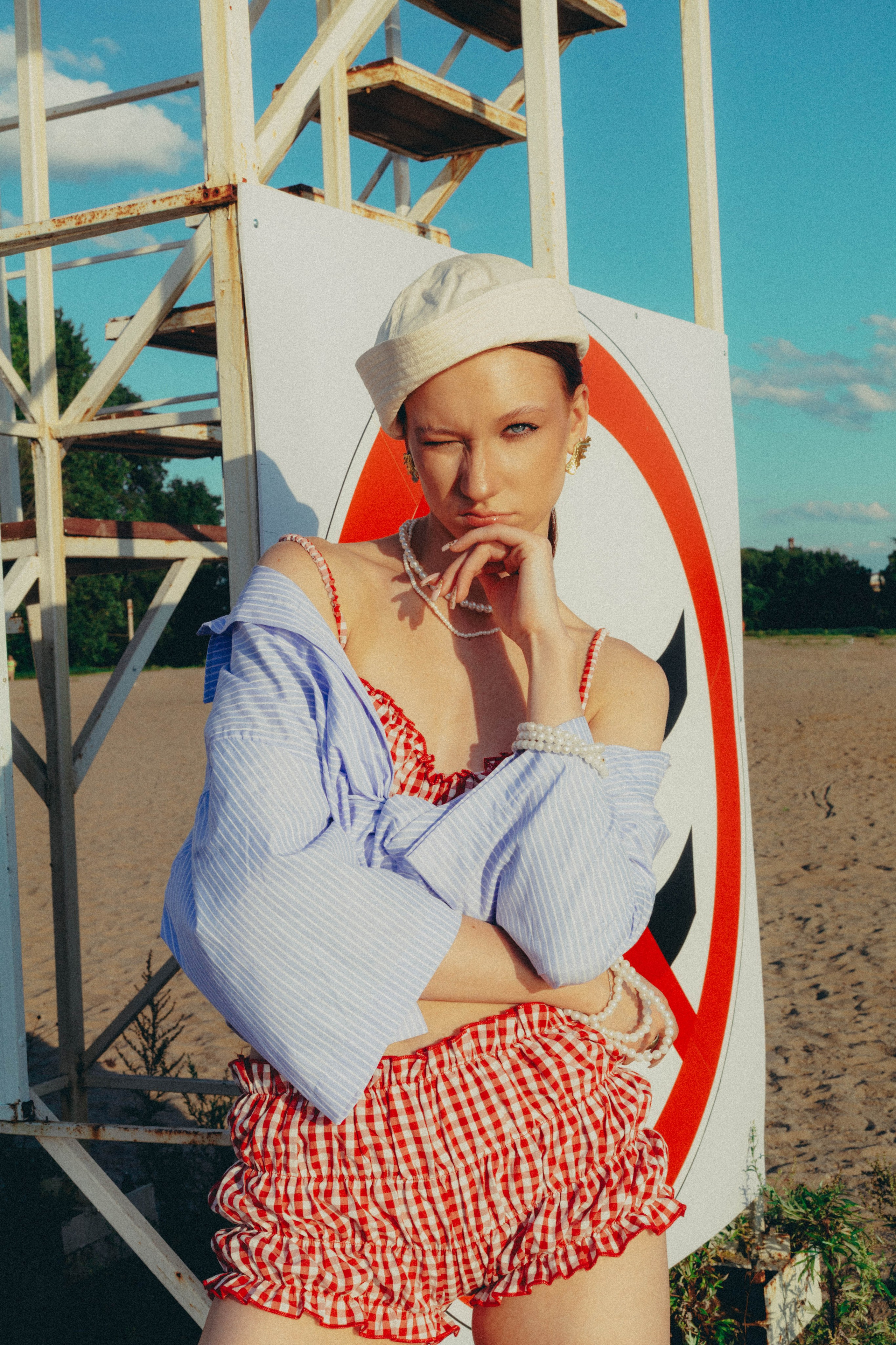 На пляже. Sun Betty — кинофотограф Элизабет