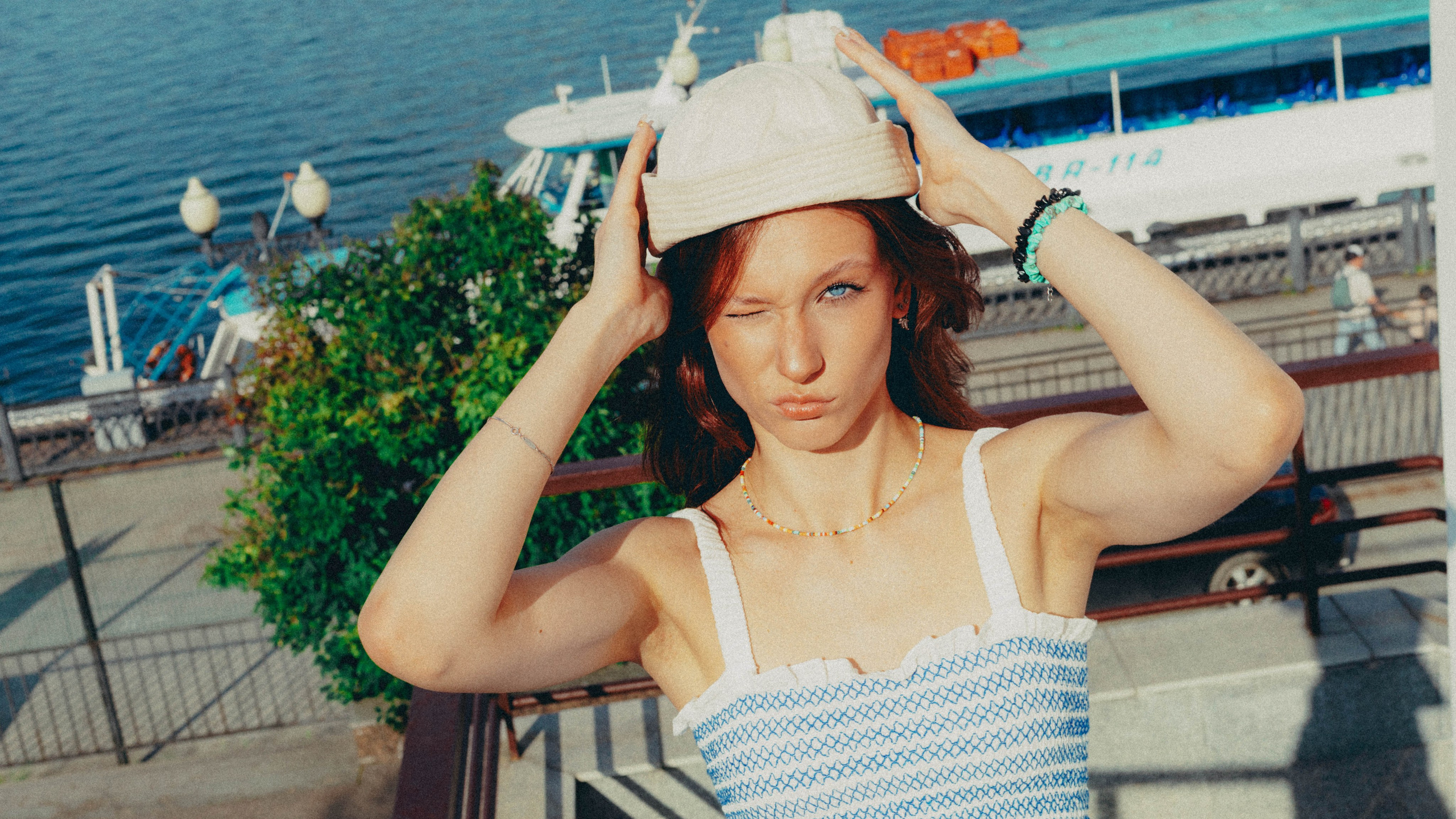 На пляже. Sun Betty — кинофотограф Элизабет