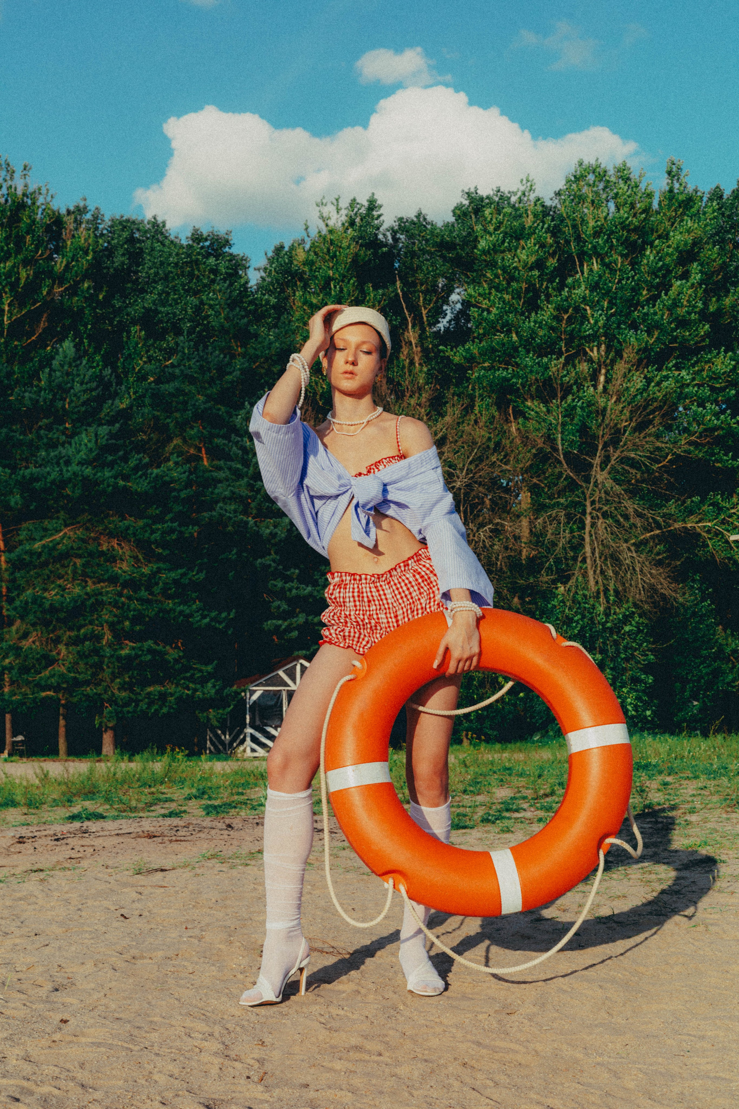 На пляже. Sun Betty — кинофотограф Элизабет