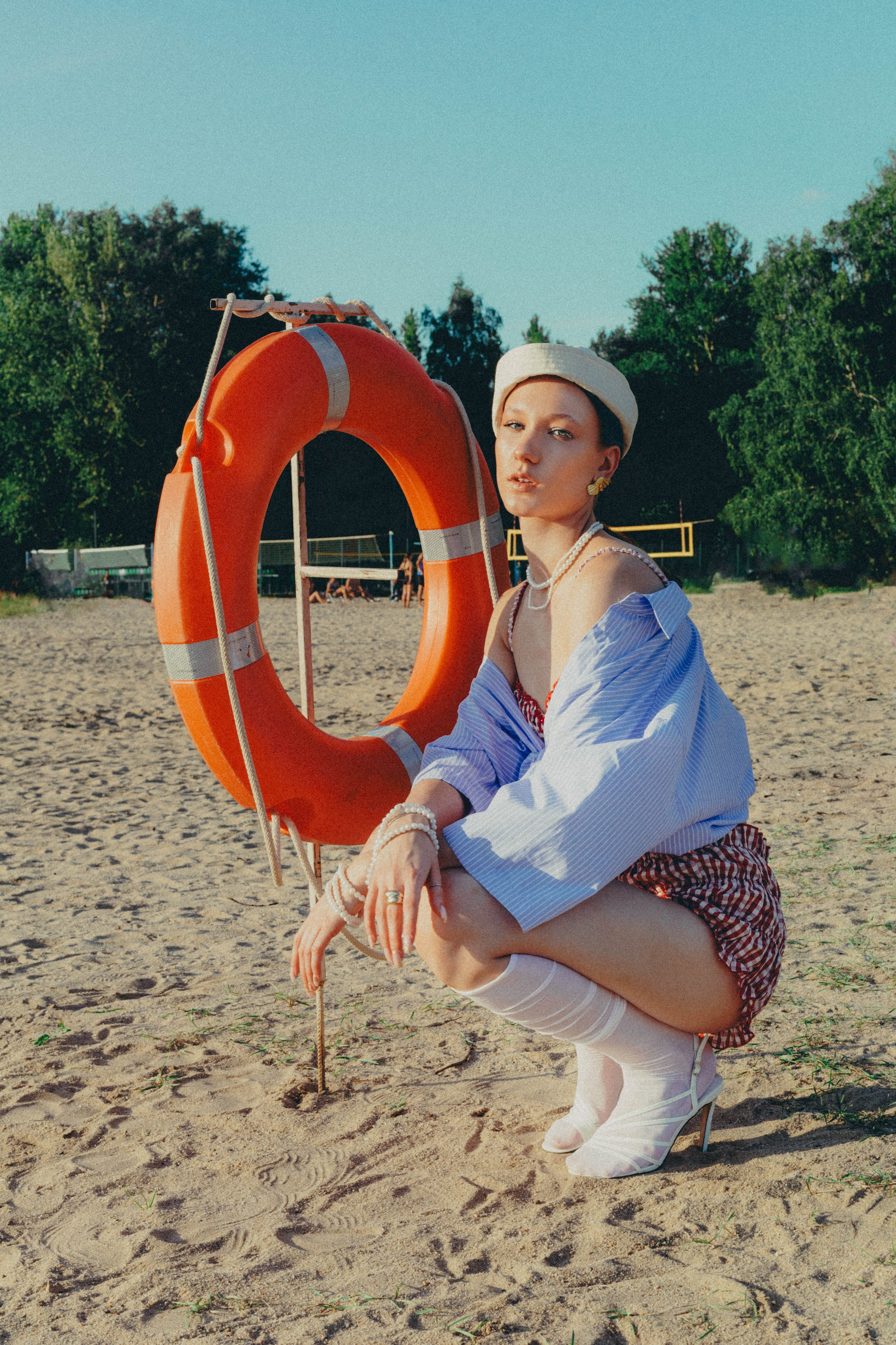 На пляже. Sun Betty — кинофотограф Элизабет