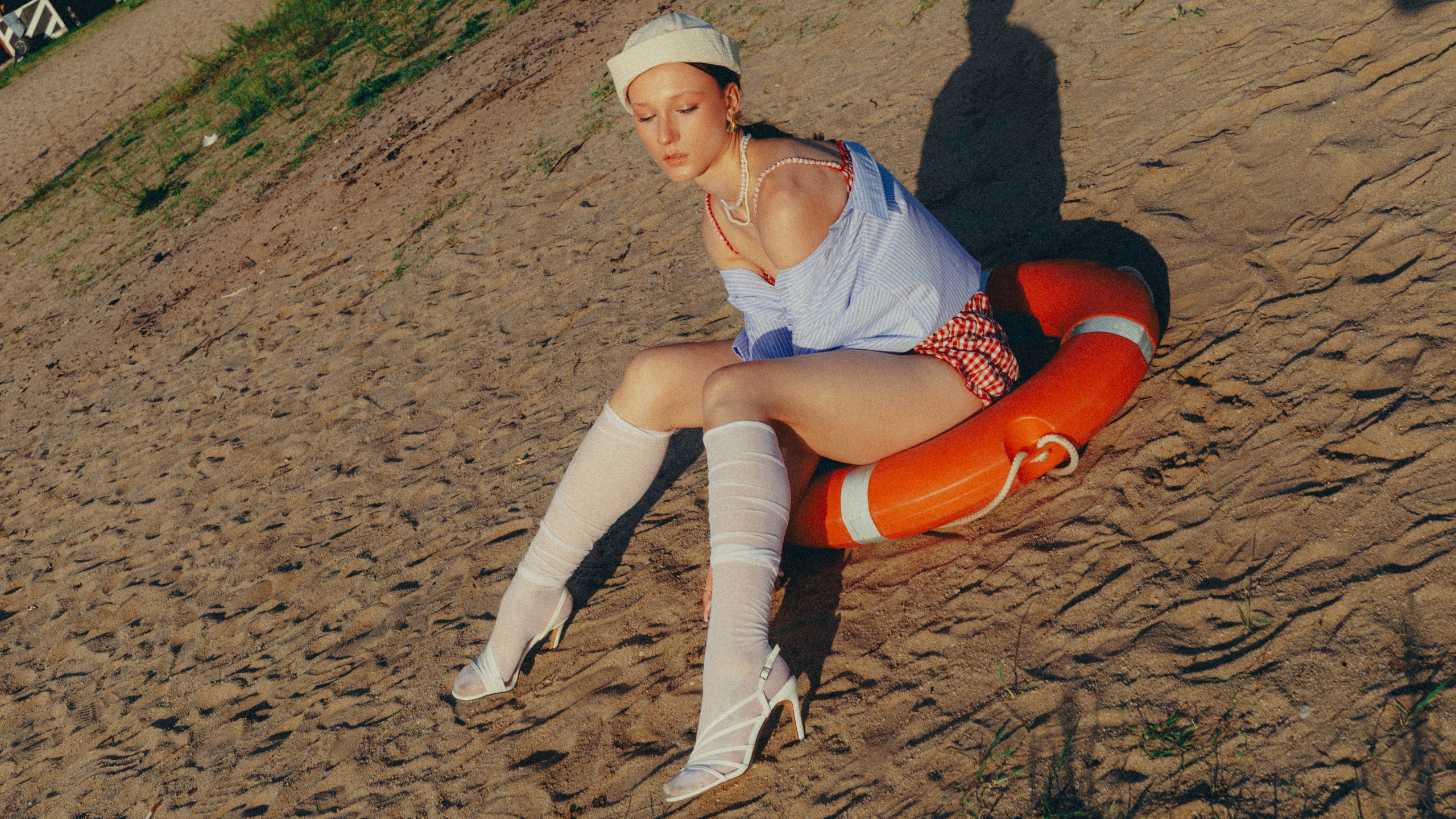 На пляже. Sun Betty — кинофотограф Элизабет