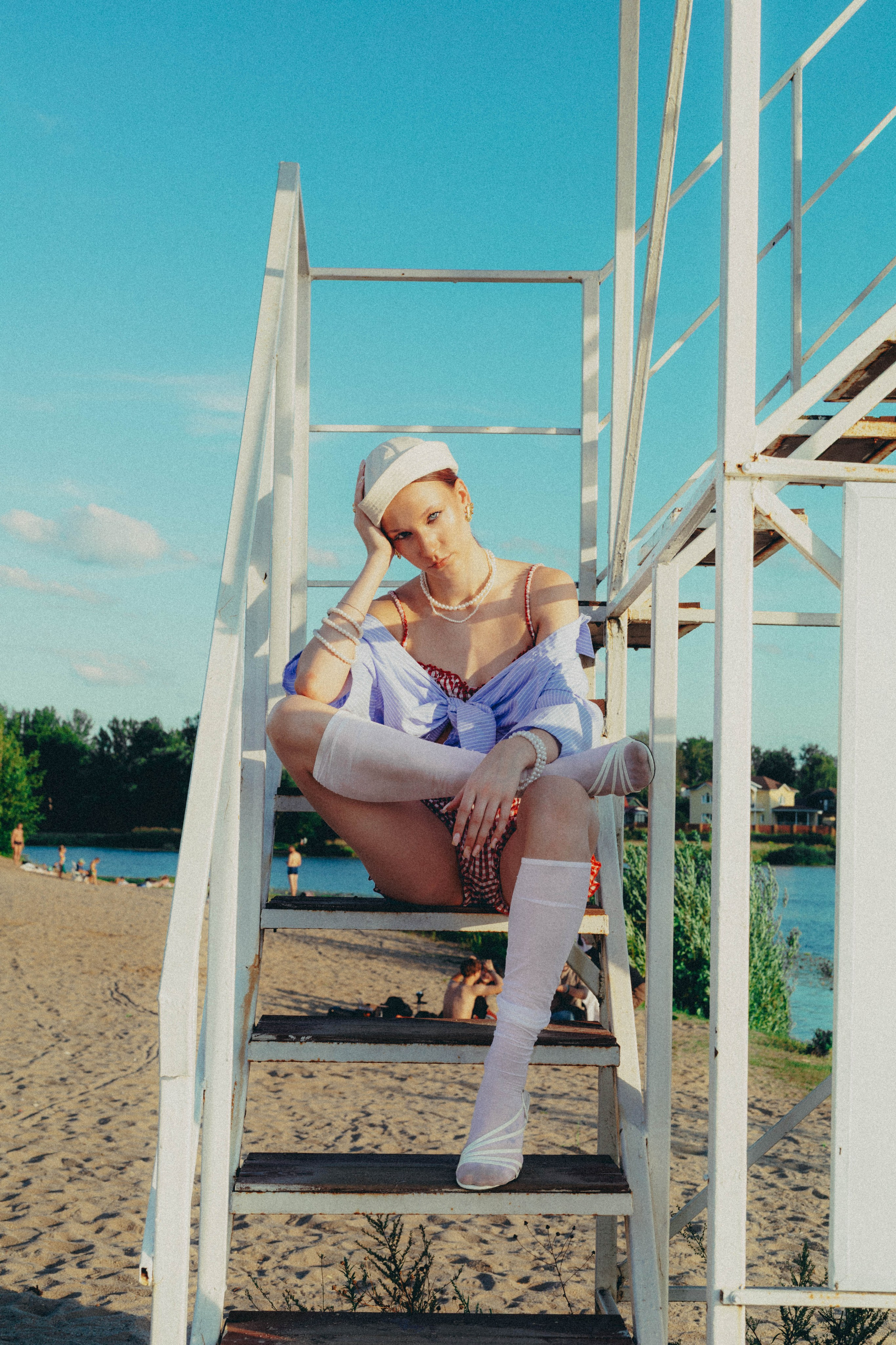 На пляже. Sun Betty — кинофотограф Элизабет