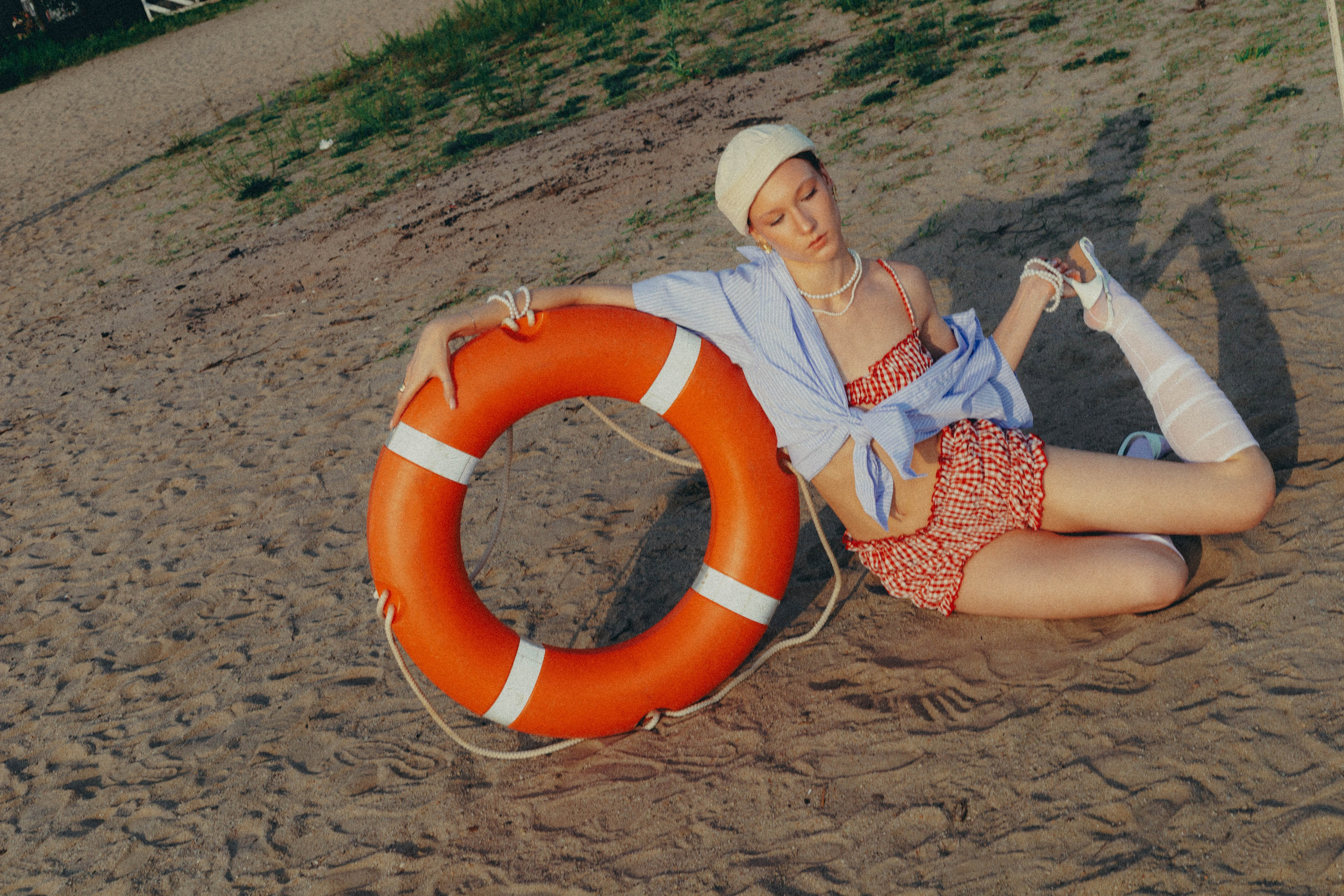 На пляже. Sun Betty — кинофотограф Элизабет