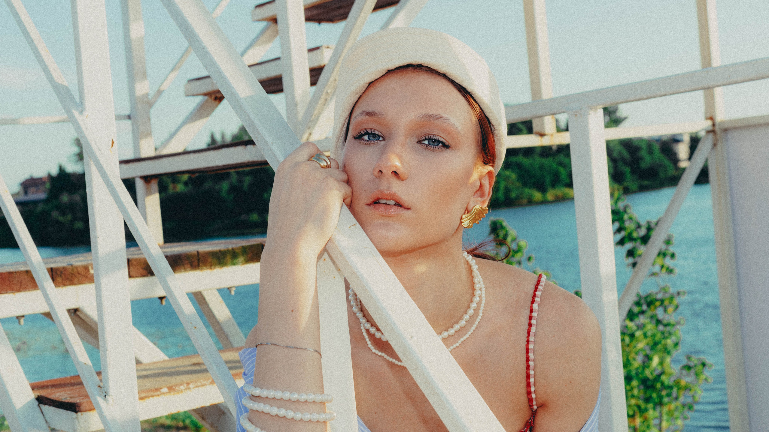 На пляже. Sun Betty — кинофотограф Элизабет
