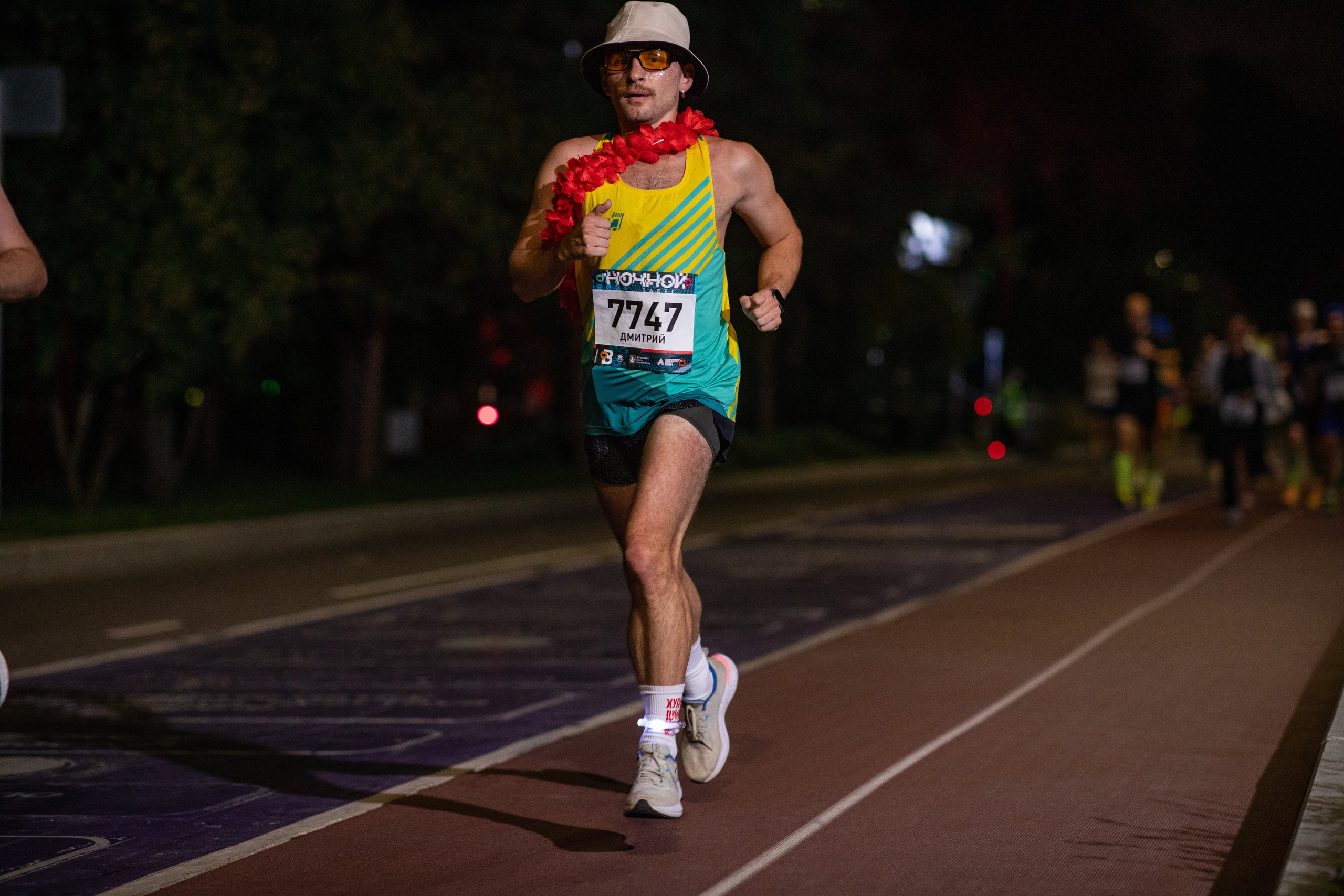 Ночной забег в ленте фотографий бегунов 03.08.24. Фотограф Сергей Ловкий