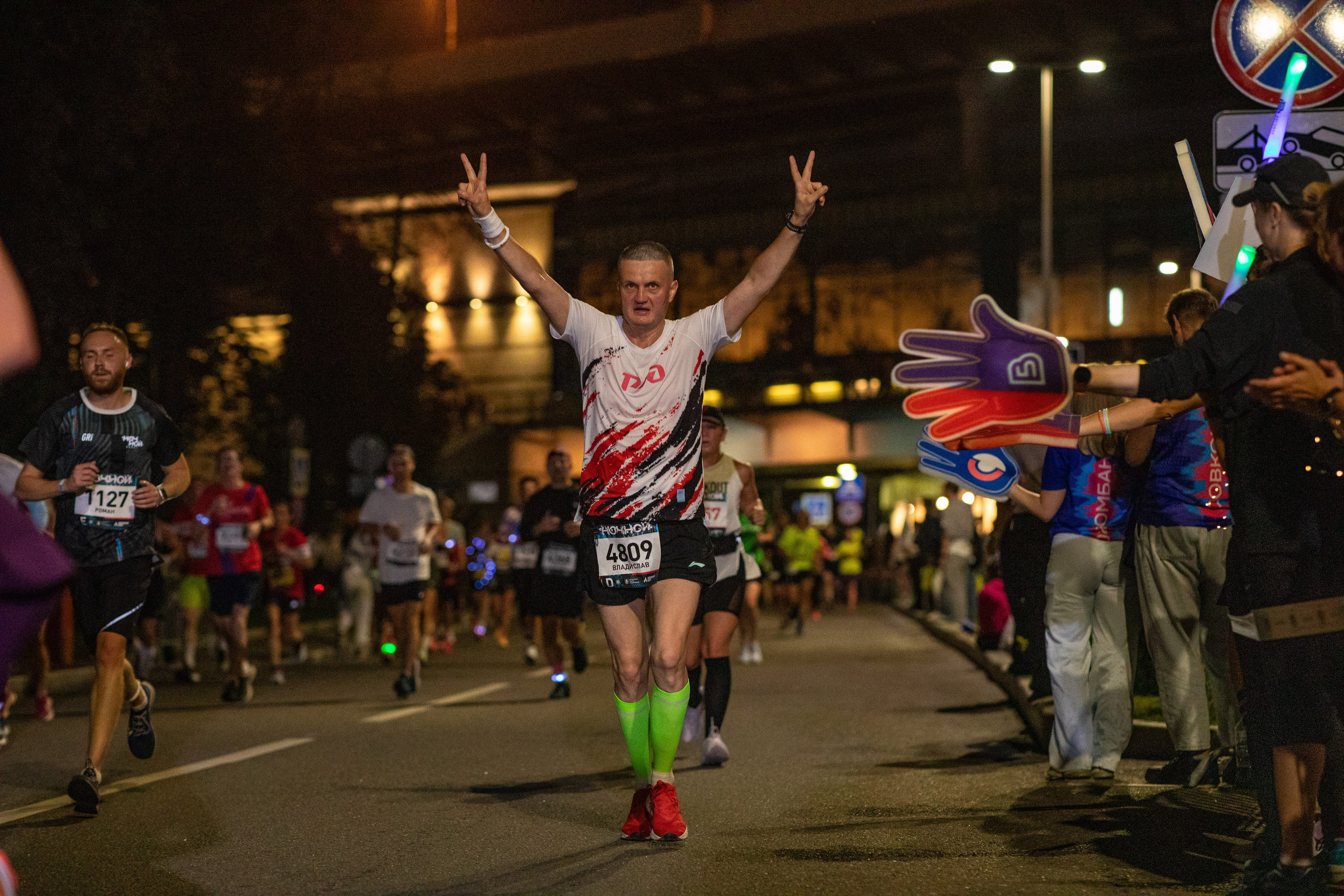 Ночной забег в ленте фотографий бегунов 03.08.24. Фотограф Сергей Ловкий