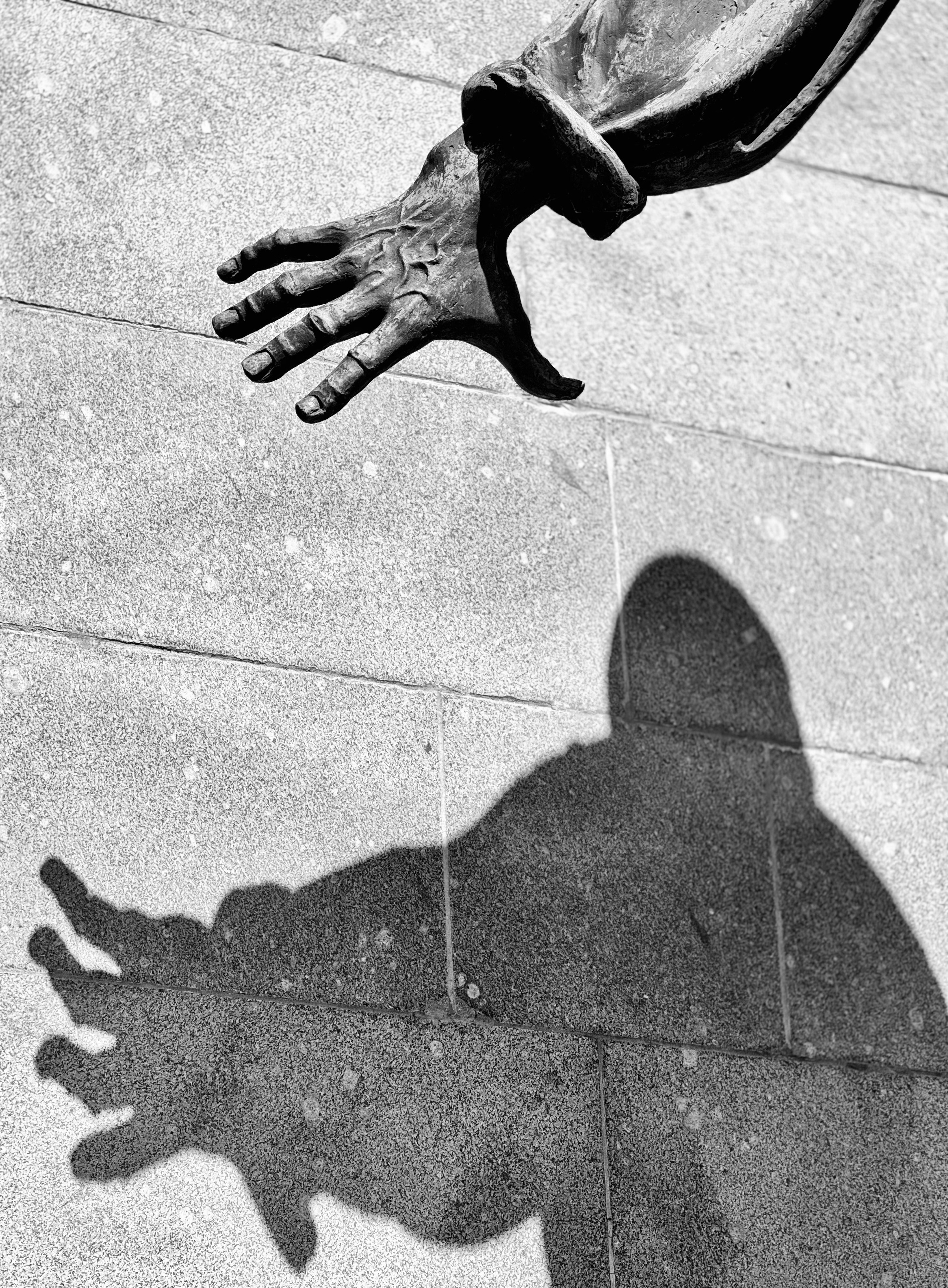 Тень от памятника Мусы Джалиля 