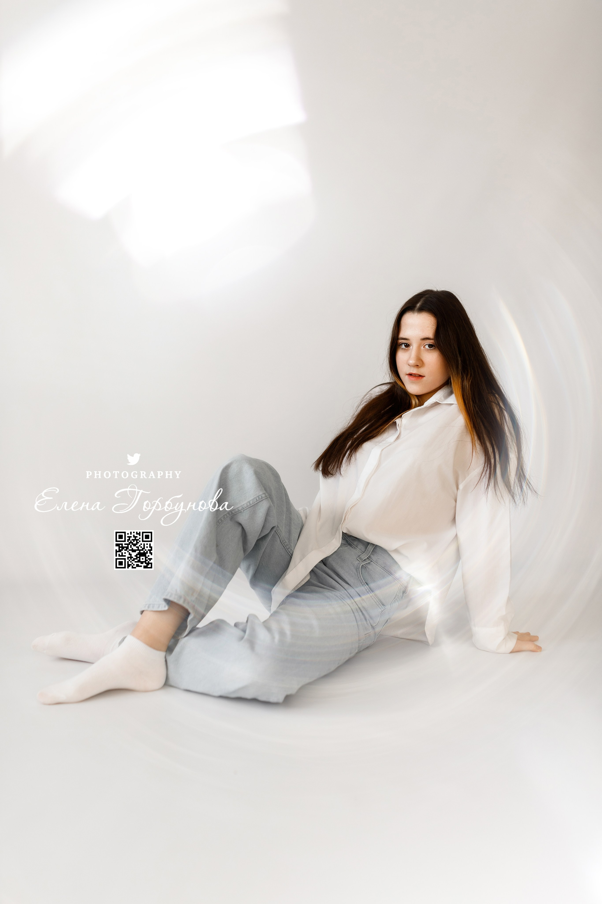 индивидуальная фотосессия в Перми. Девушка в студии на белом фоне в джинсах и рубашке. Лайфстайл.