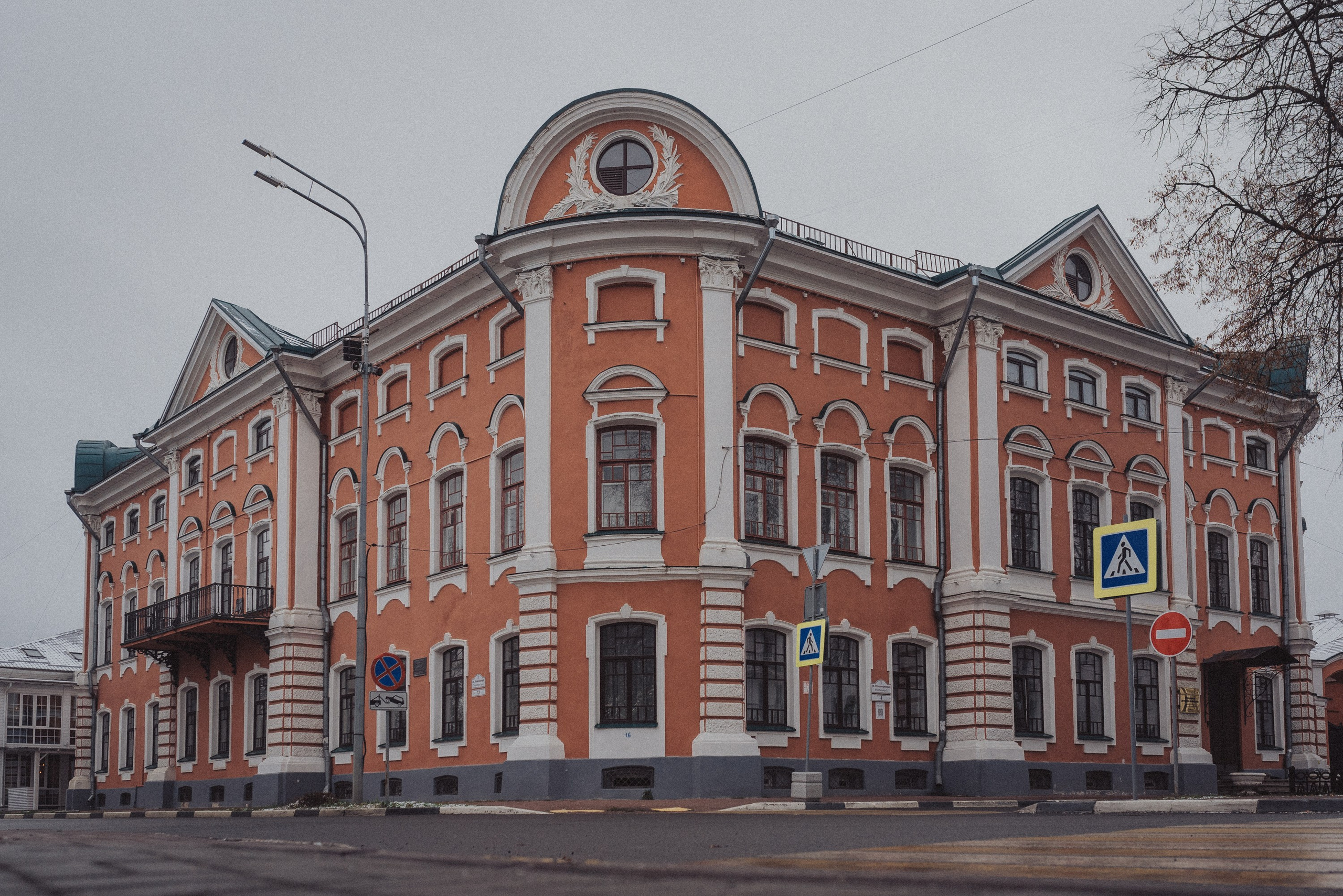 Проект #улицыгорода. Ярославль, площадь Челюскинцев. Документальный фотограф Илья Тихановский