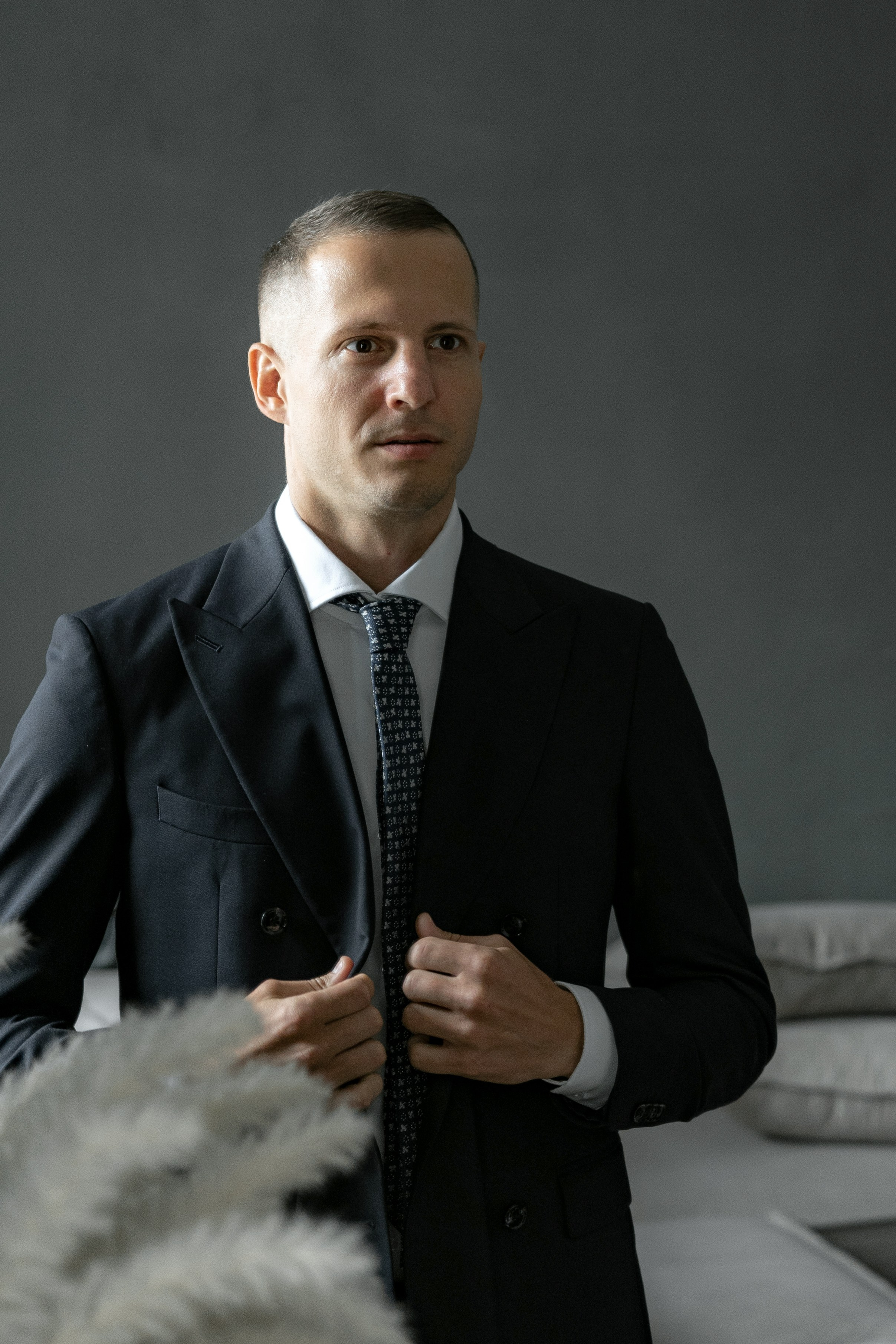 Сборы в квартире, прогулка под дождем и роспись во Дворце № 1. Свадебный фотограф Александр Невский в Санкт-Петербурге