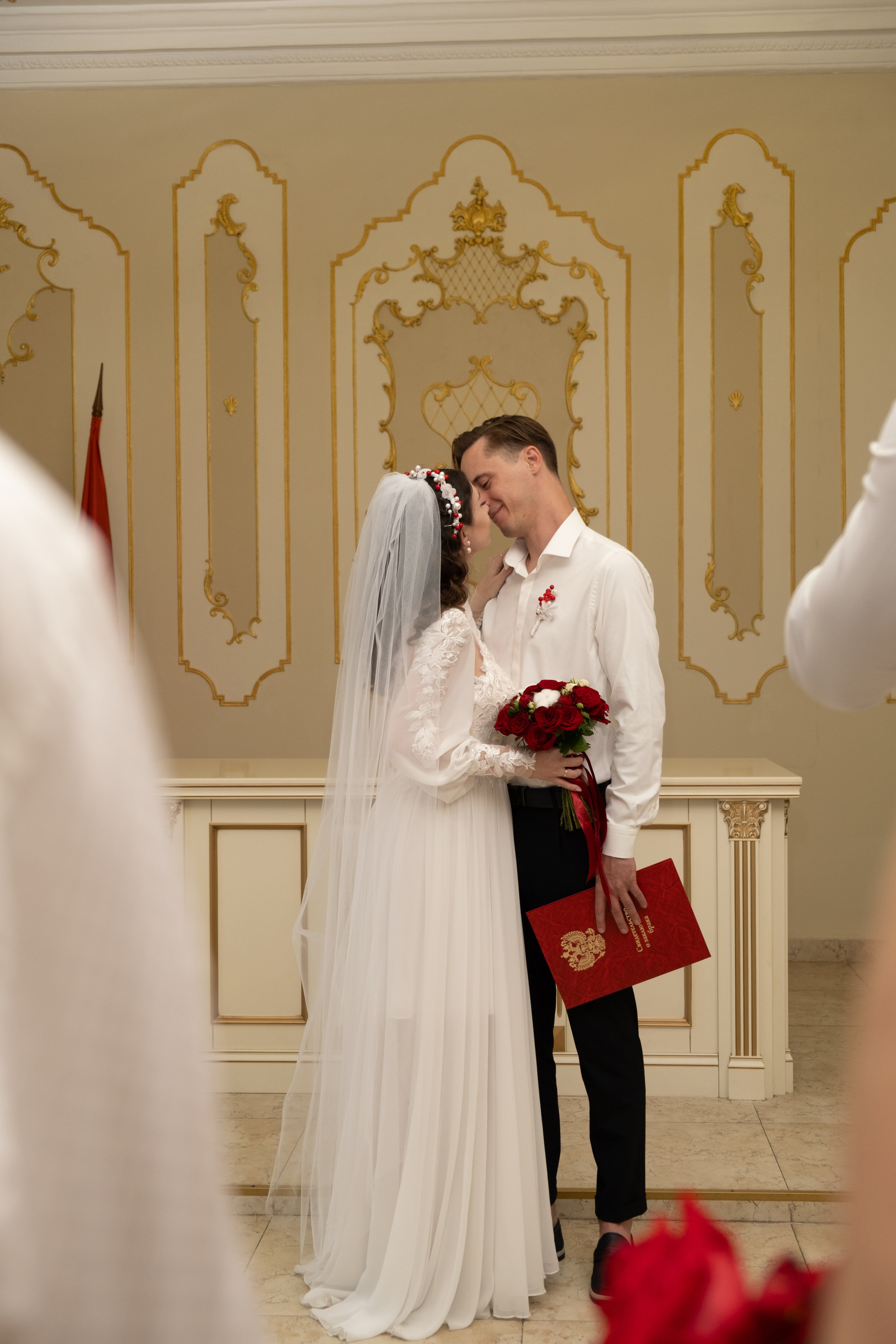 О+Д (ЗАГС, прогулка Центр и Парк Победы, банкет). Профессиональная фотосъемка в Крыму. Натуральные эмоции и живые кадры. Забронируйте дату прямо сейчас!