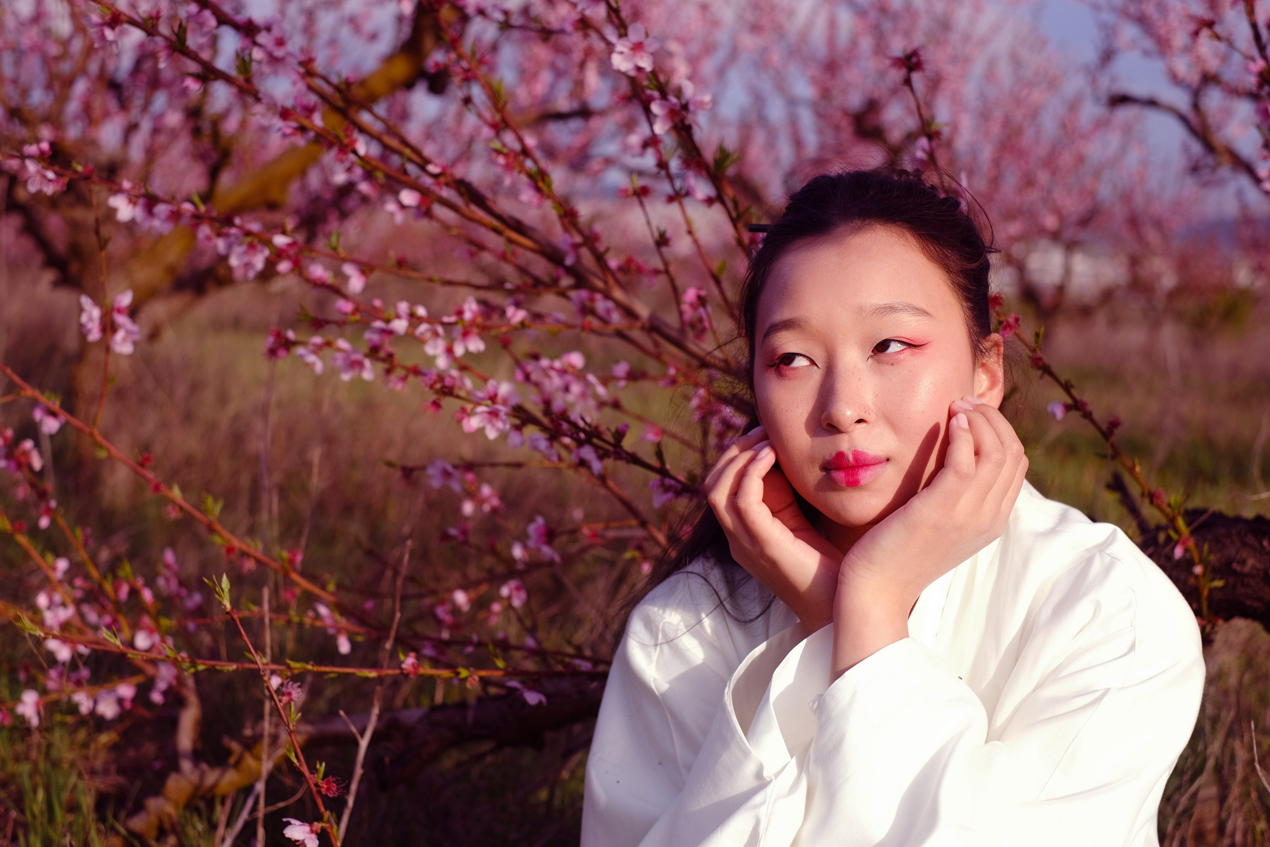 Фото в цветущих персиковых садах. Профессиональная фотосъемка в Крыму. Натуральные эмоции и живые кадры. Забронируйте дату прямо сейчас!