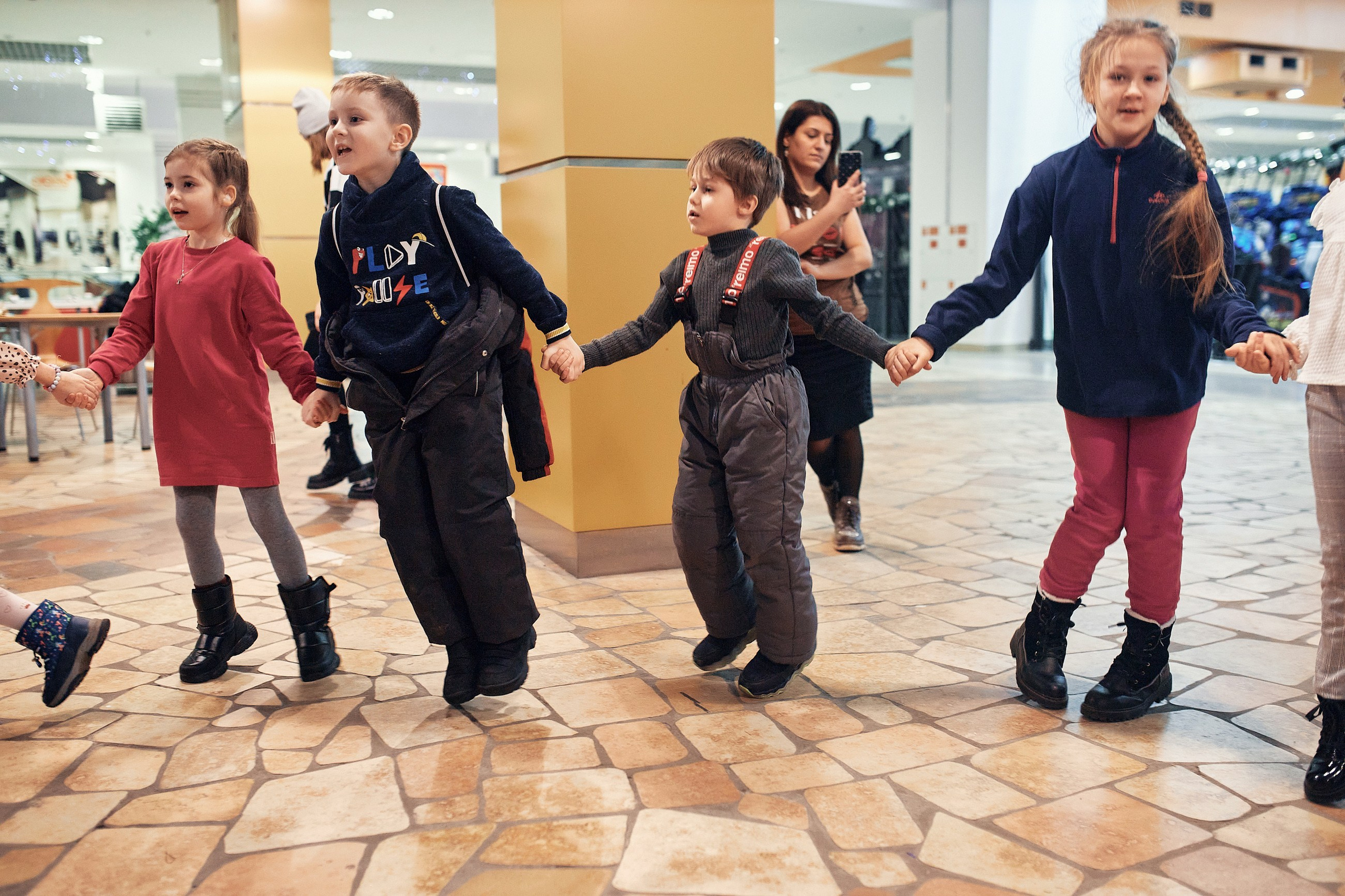Детский новогодний праздник в ТЦ Июнь. Семейный и репортажной фотограф в Красноярске и Москве Виктор Бабинцев