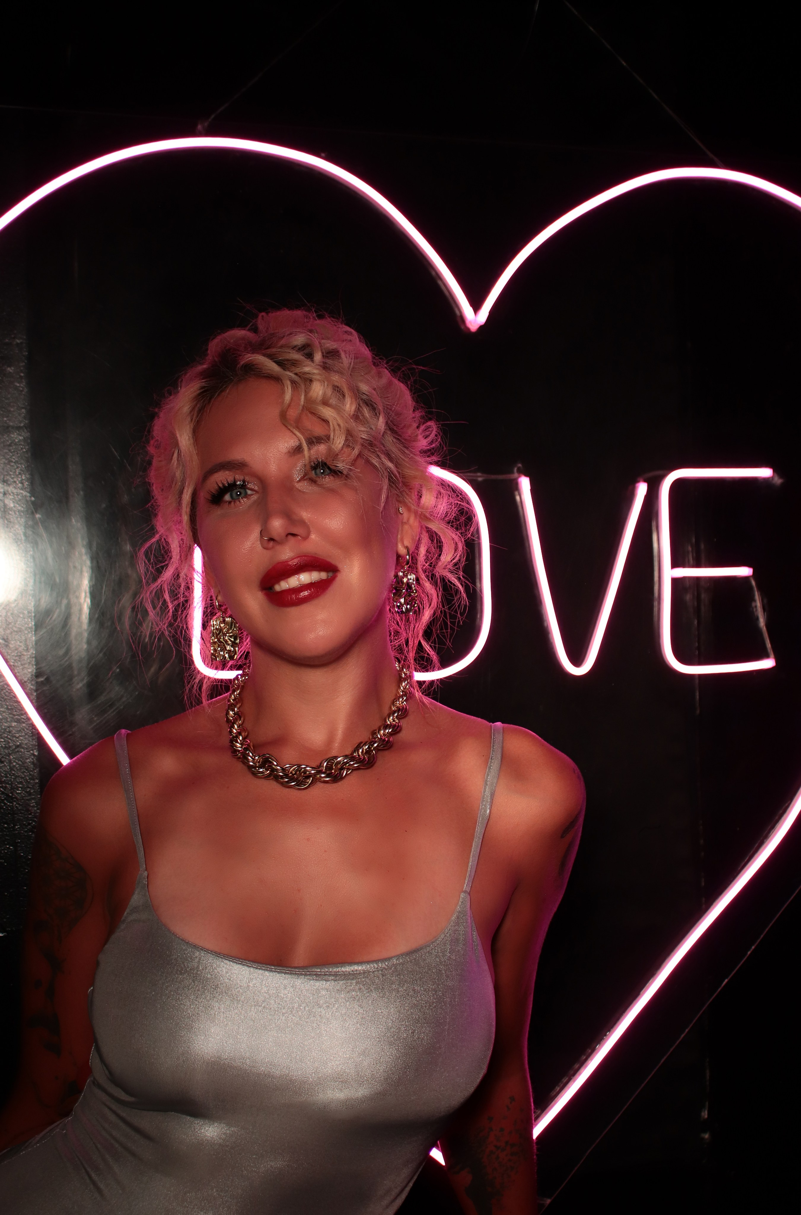 В неоновом свете. Фотограф Химки Анна Татарских