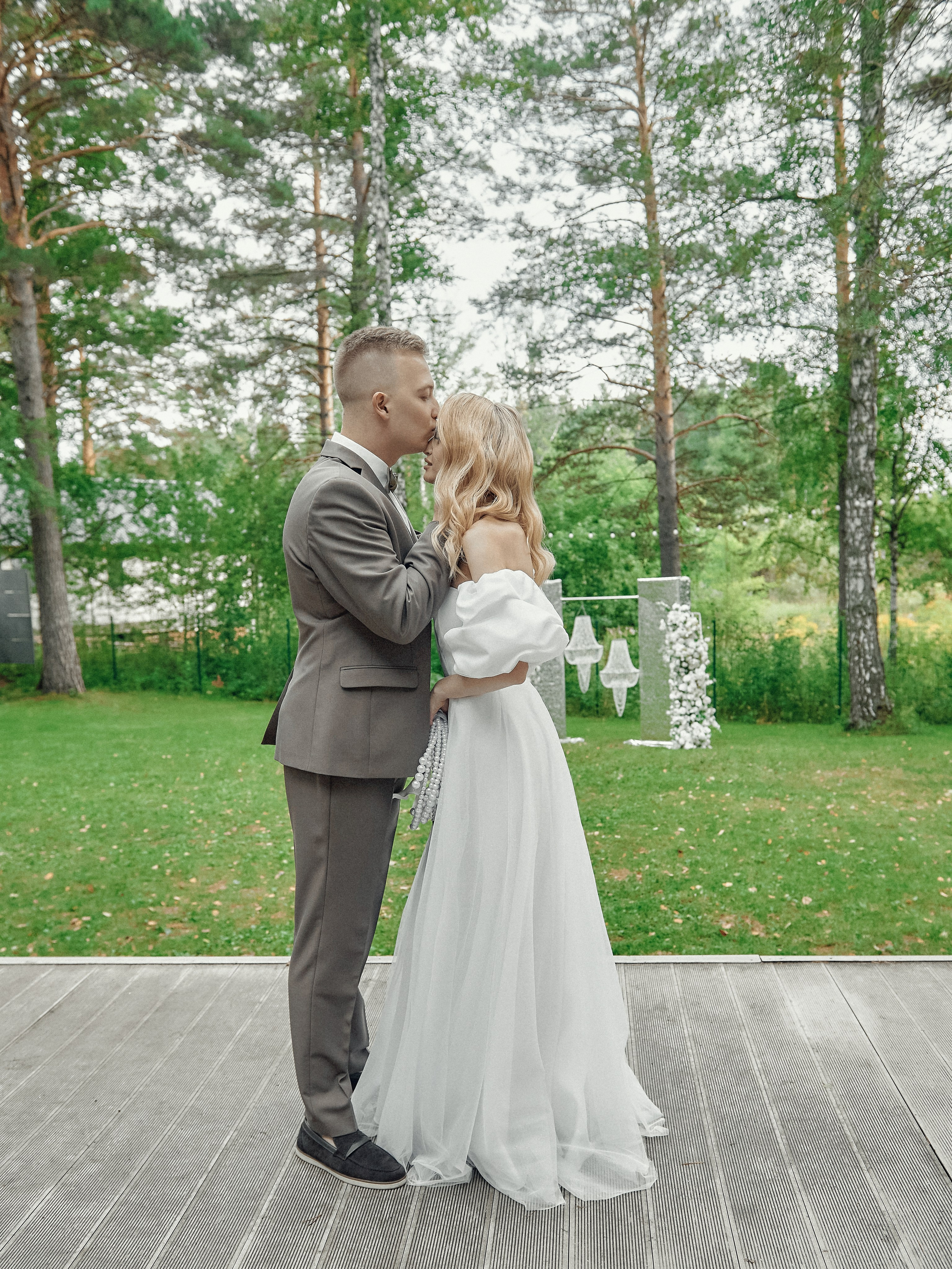 «Жених целует невесту в лоб, свадебная фотосессия на природе, выездная регистрация»