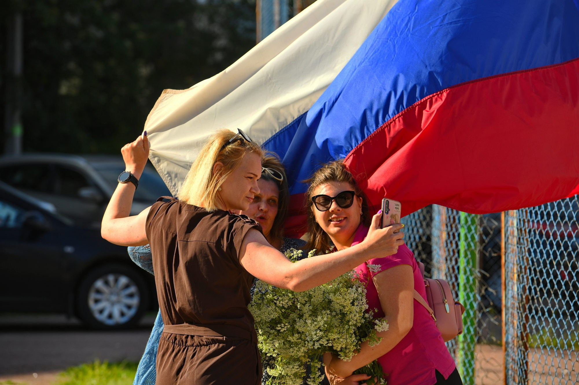 Официоз по плану, жизнь — между кадров: как снять День России и остаться собой. Документальный фотограф Сергей Вдовин