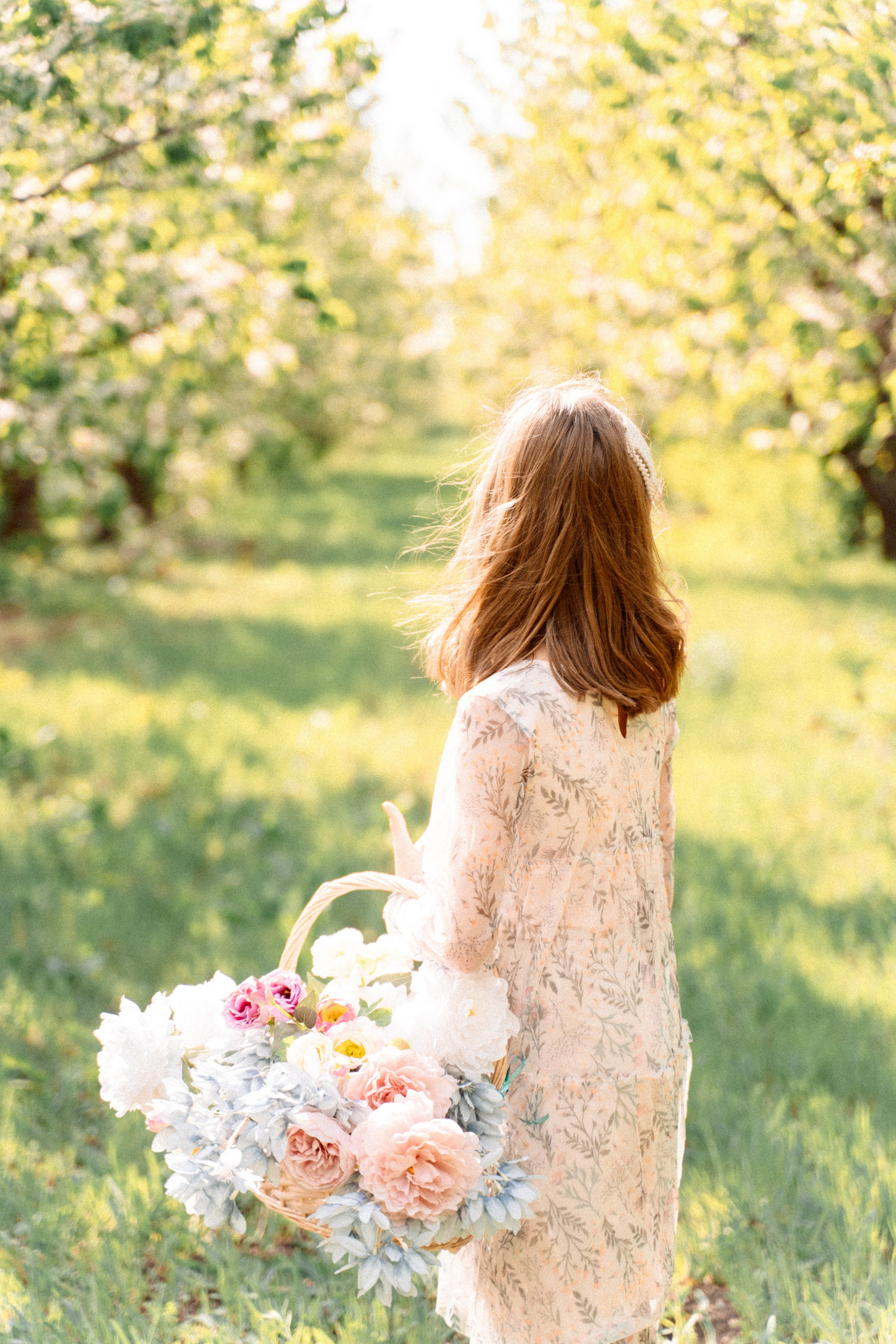 Сава и Ася в цветущем саду. Семейный фотограф Новочеркасск