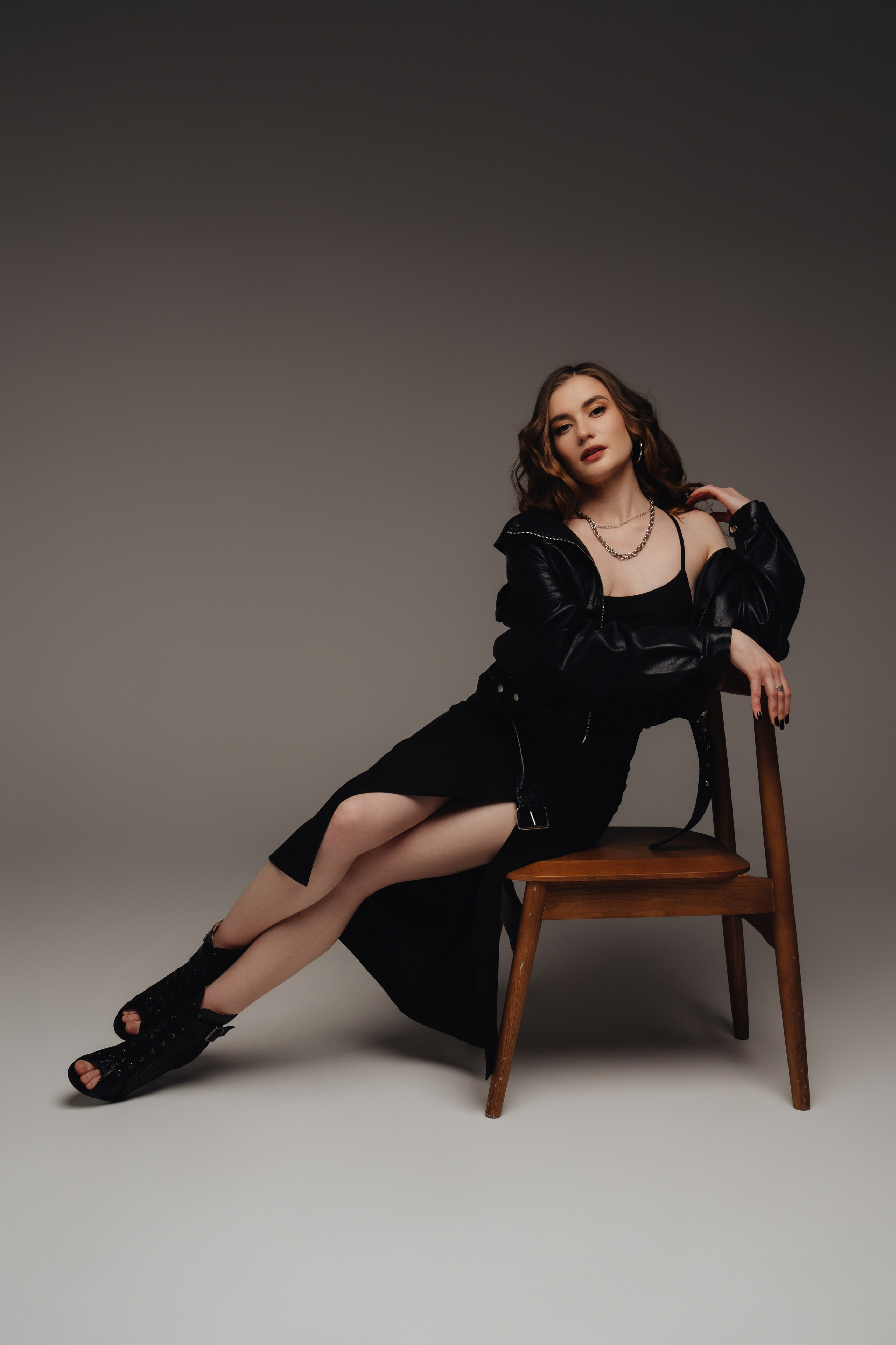 На однотонном фоне. Евгений Щетников Фотограф-Тюмень