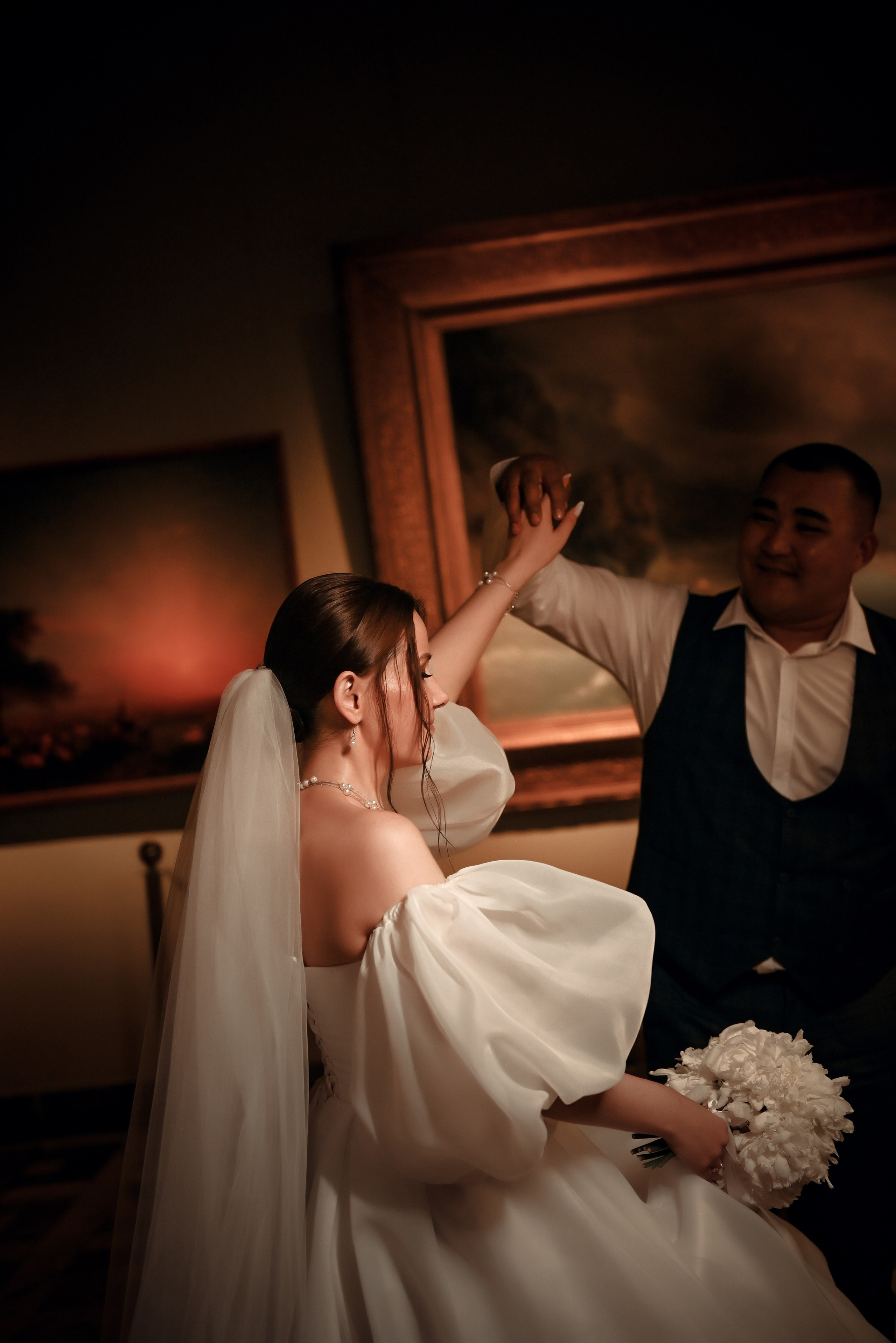 Небольшая свадебная серия в музее и прогулкой под дождем Эльмиры и Ризата. Свадебный, семейный, детский, контент фотограф в Омске Максим Ильин