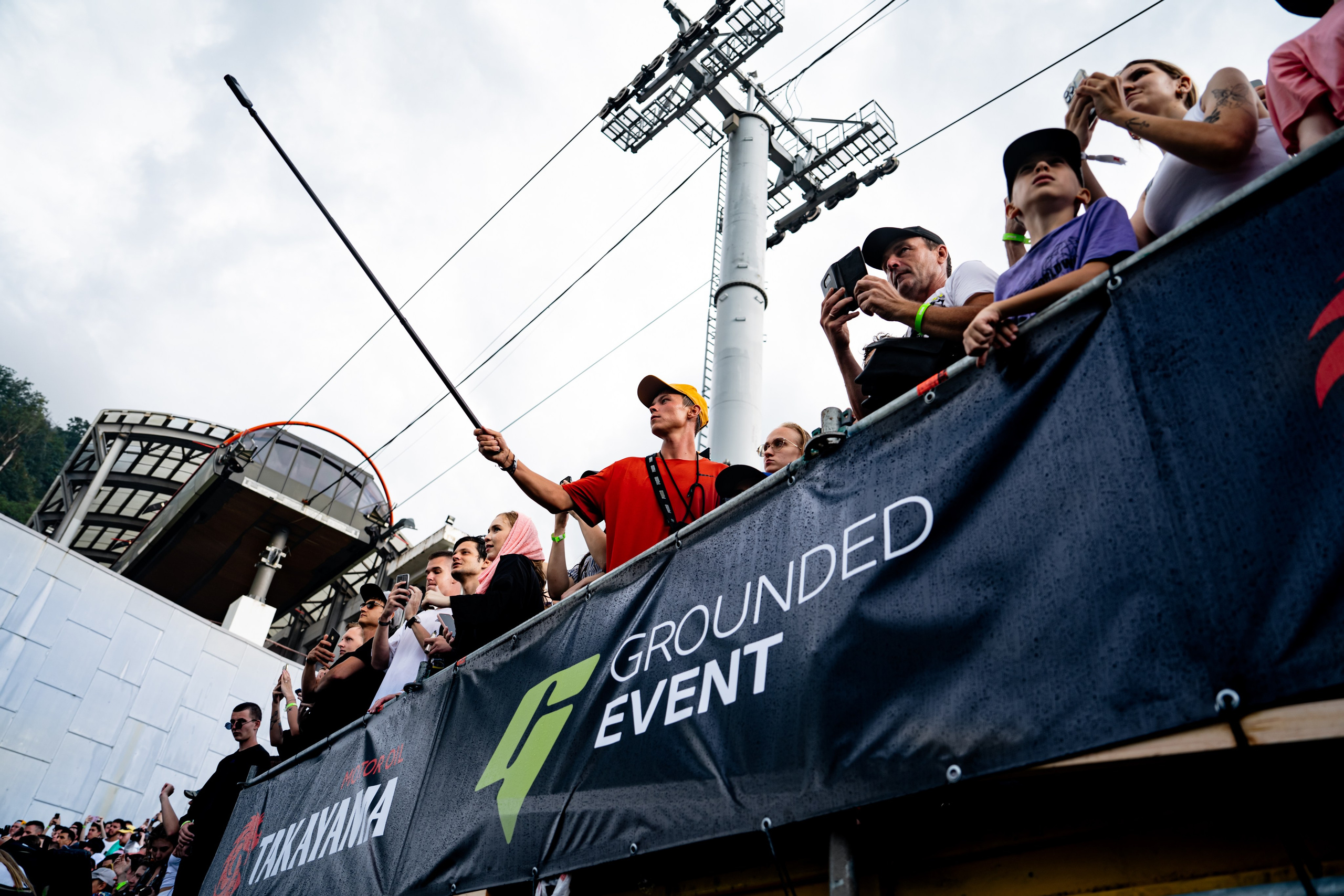 GROUNDED\25. АВТОСПОРТИВНЫЙ ФОТОГРАФ