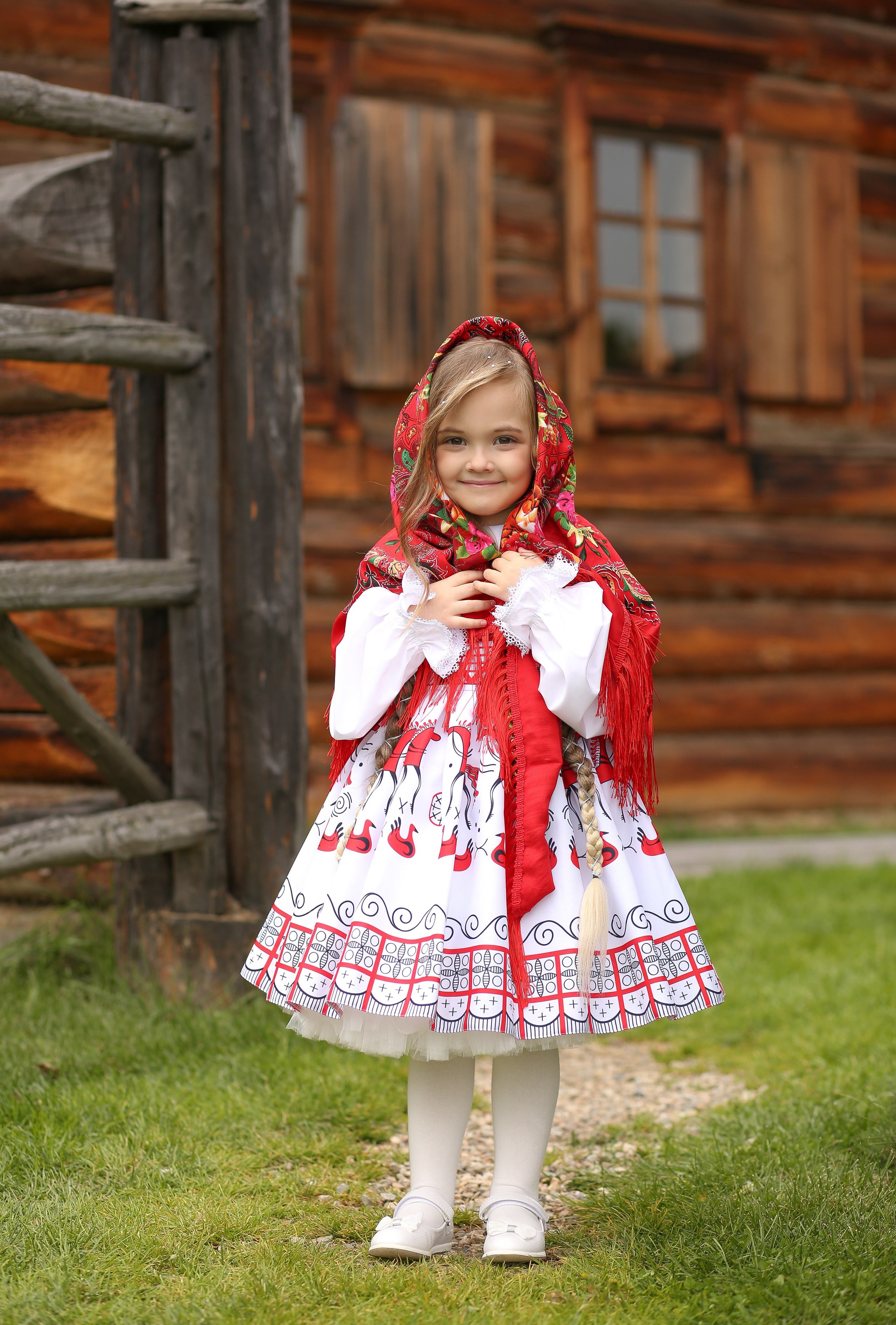 аренда наряда "мезенская красавица". В состав костюма входит платье, подъюбник  Кокошник оплачивается отдельно! Стоимость проката сутки 2000р. с кокошником 2200р. рост модели на фото 110-116см.