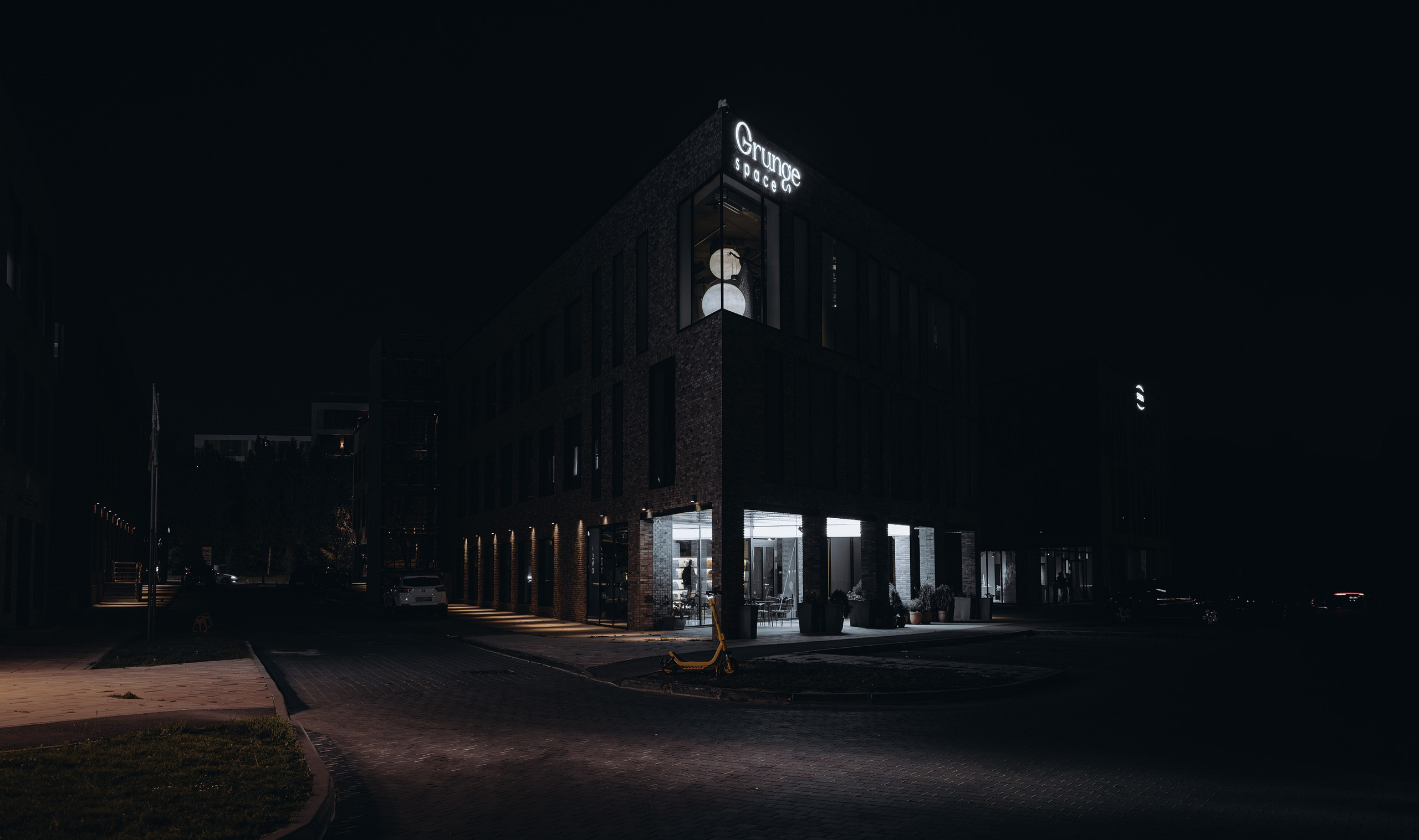 2024 — Night Street. Photographer in Almaty — Alexey Konkov | Reportage, Weddings, Portraits, Love Story