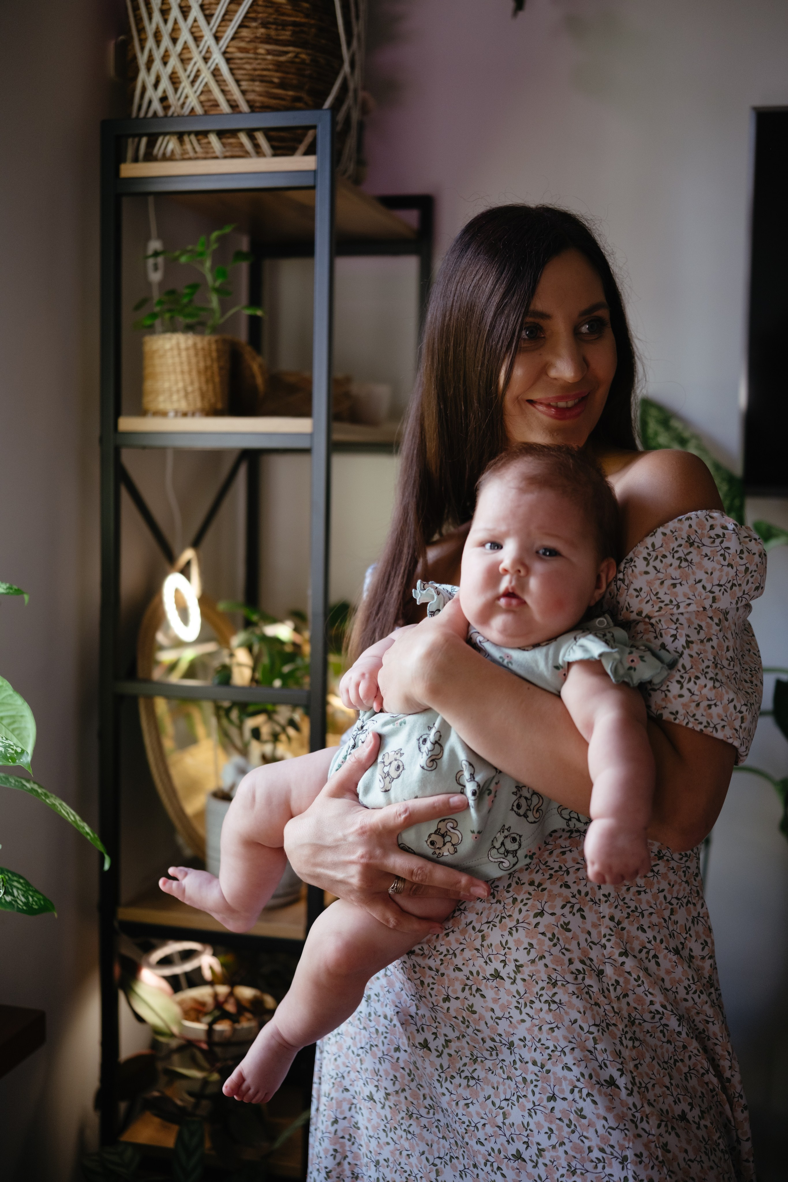 Алиса дома с мамой, братом и котом. Семейный детский ньюборн фотограф в Москве Марта Петрова