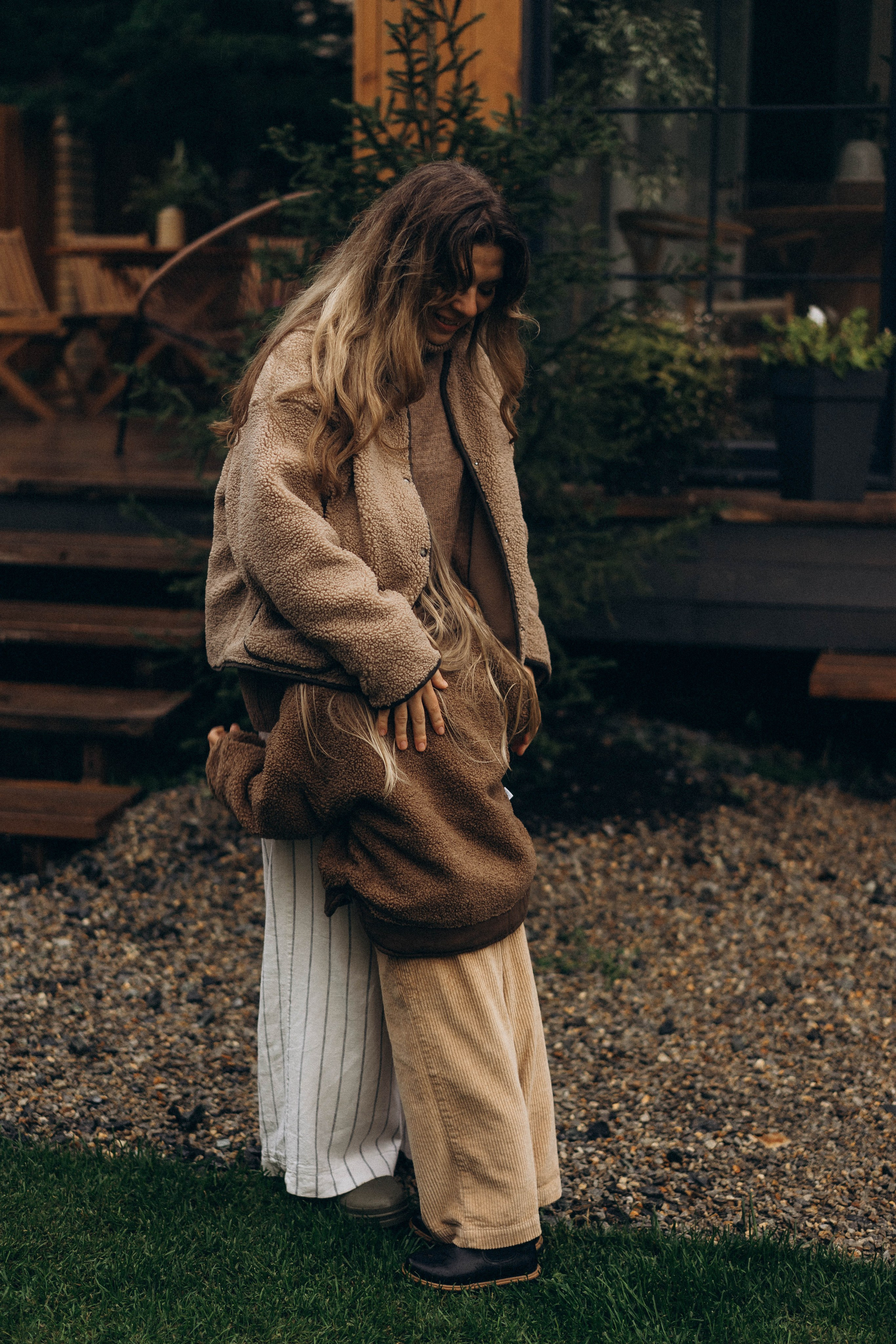 Фотосессия у дома во дворе мама и дочка. Фотограф Екатеринбург Кокшарова Александра