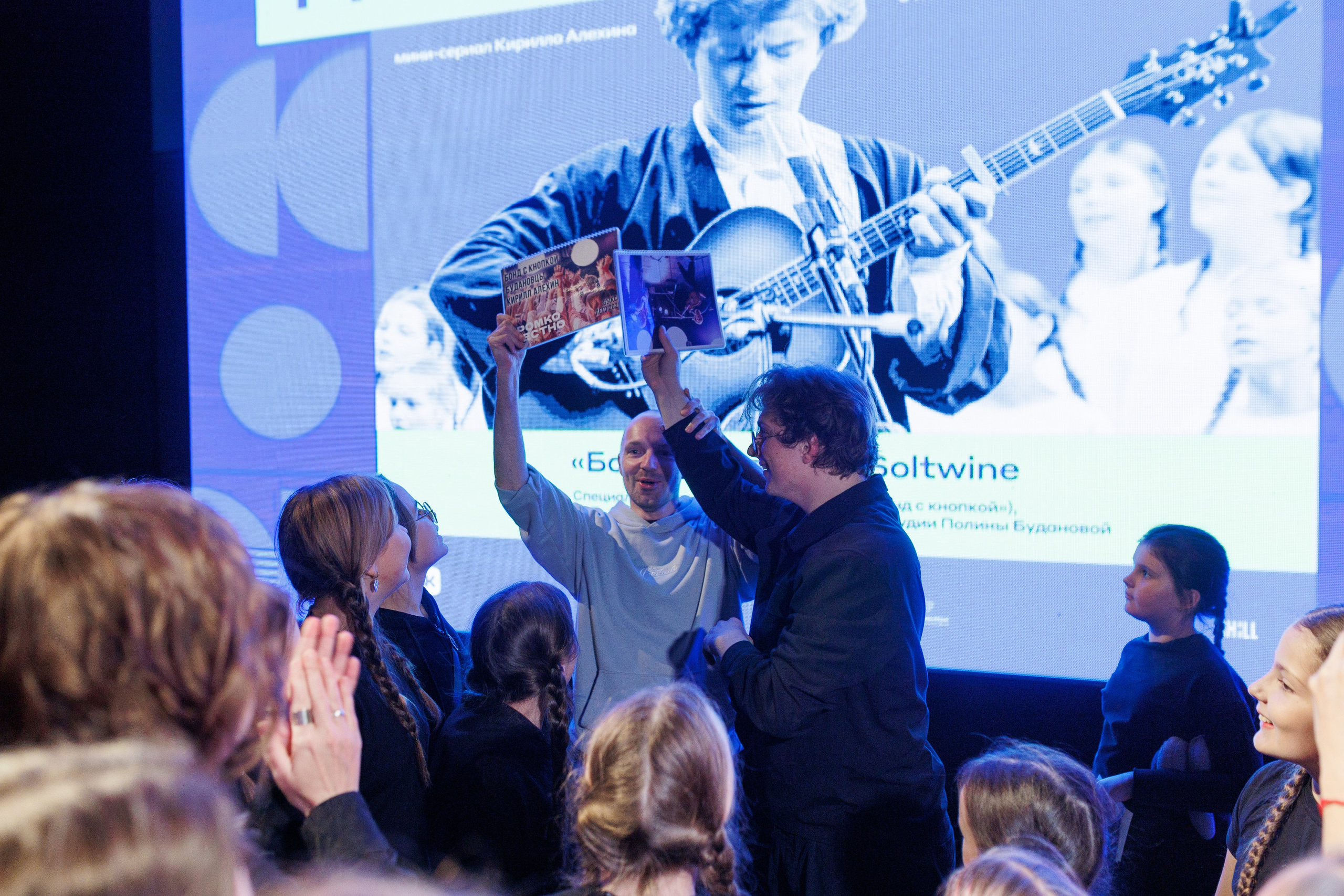 Выксунская премьера «Громко и Честно. Бонд с кнопкой». Фотограф городских и семейных событий Артем Карпухин