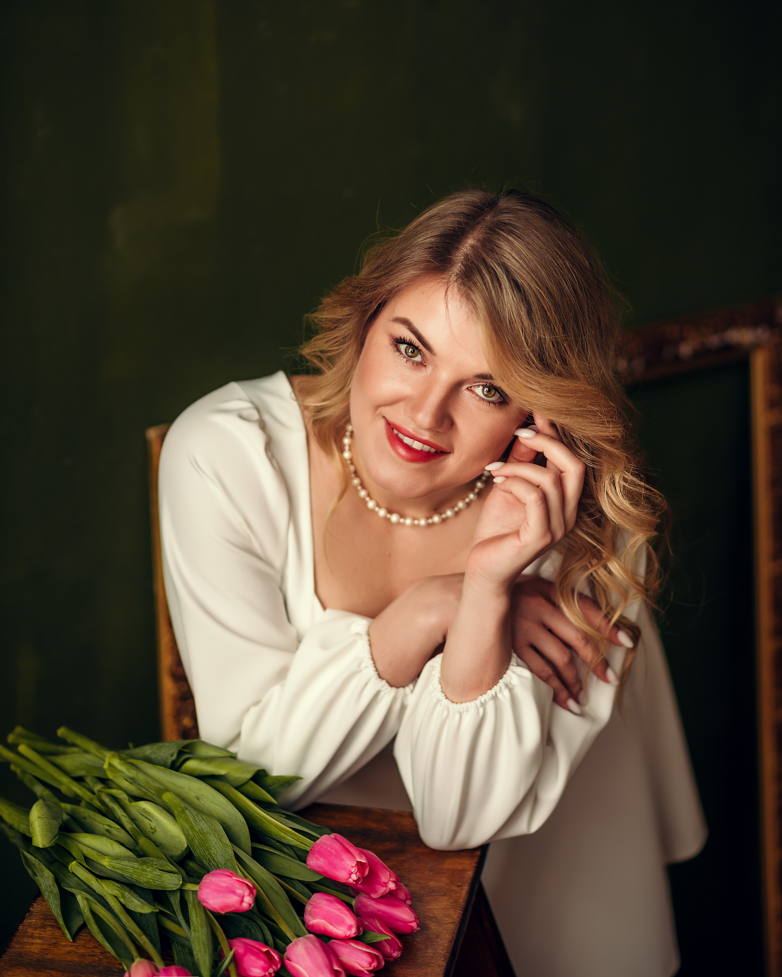 Надежда, съёмка с тюльпанами, студия Cotton. Фотограф в Санкт- Петербурге Мария Золотарь