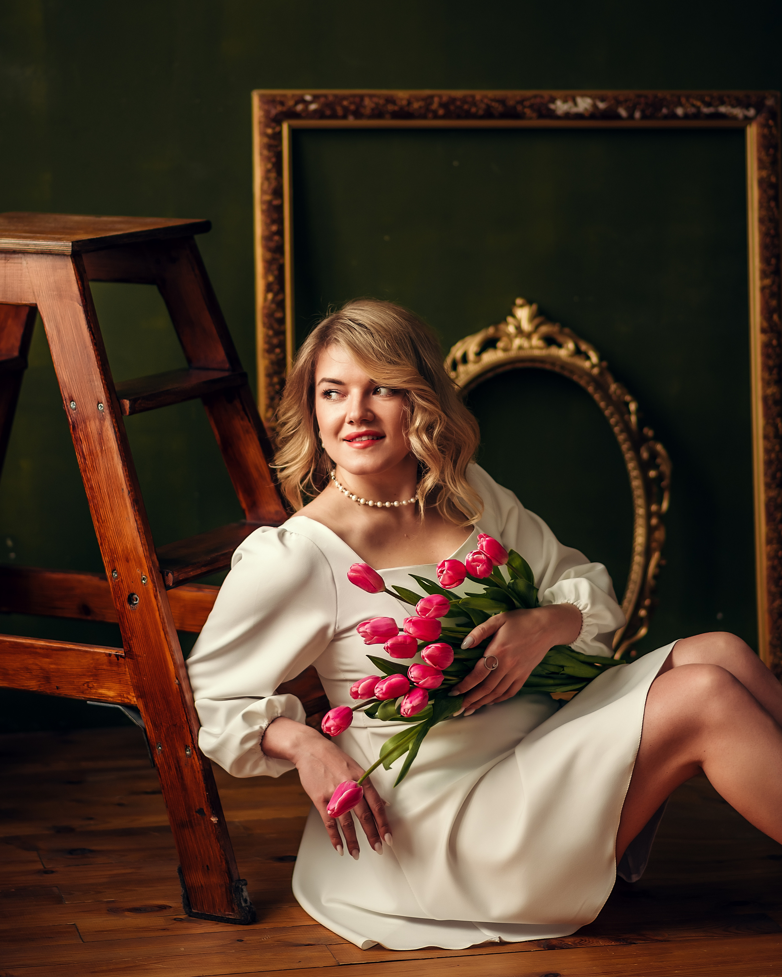 Надежда, съёмка с тюльпанами, студия Cotton. Фотограф в Санкт- Петербурге Мария Золотарь