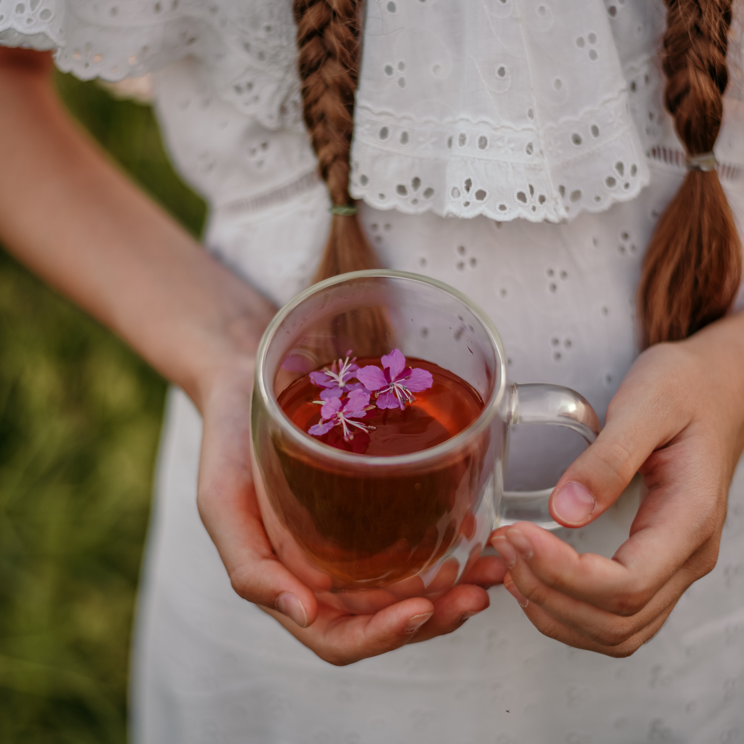 Эмилия, поле иван-чая и ромашек. Фотограф в Санкт- Петербурге Мария Золотарь
