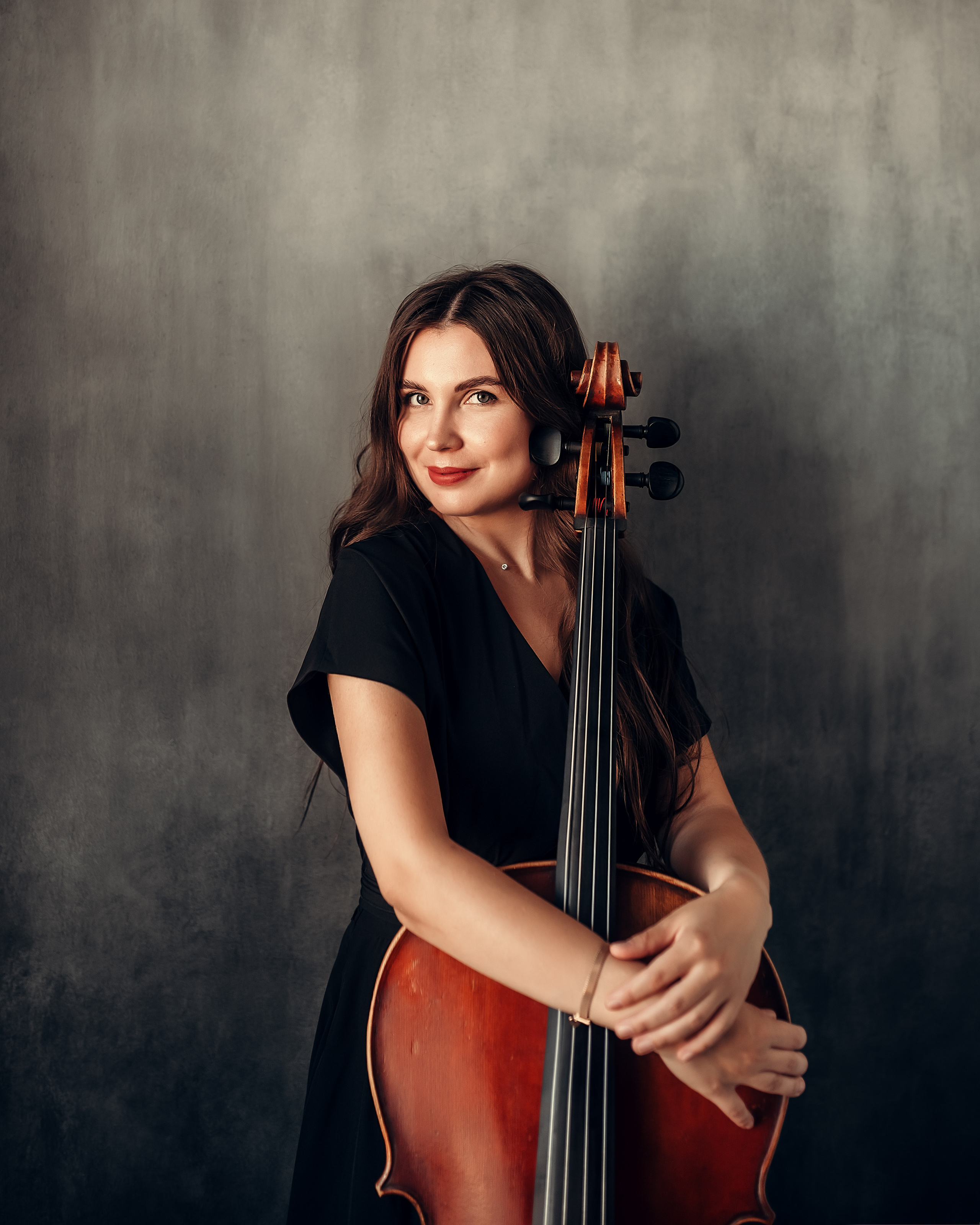 Анна, съёмка с виолончелью, студия Веретено. Фотограф в Санкт- Петербурге Мария Золотарь