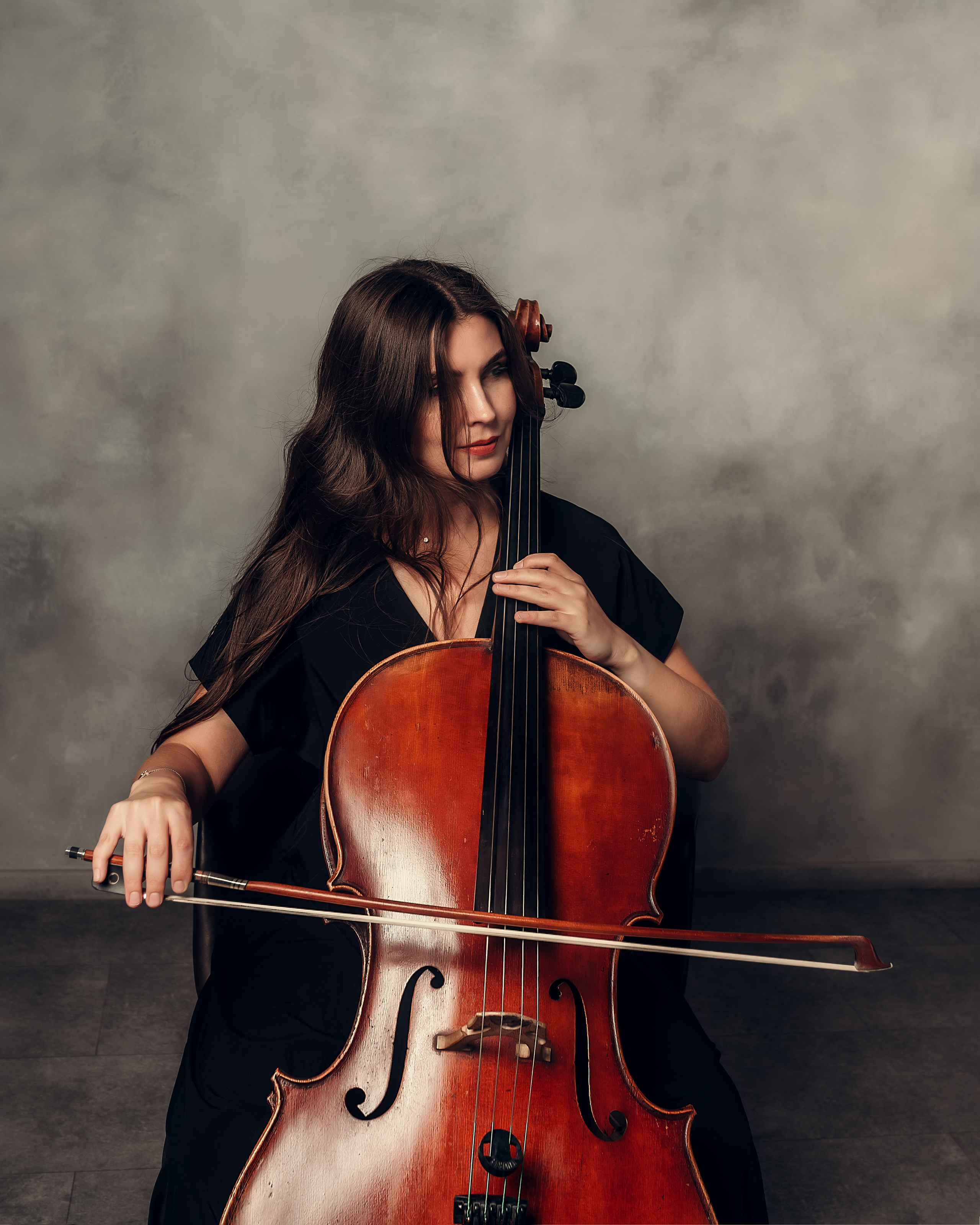 Анна, съёмка с виолончелью, студия Веретено. Фотограф в Санкт- Петербурге Мария Золотарь
