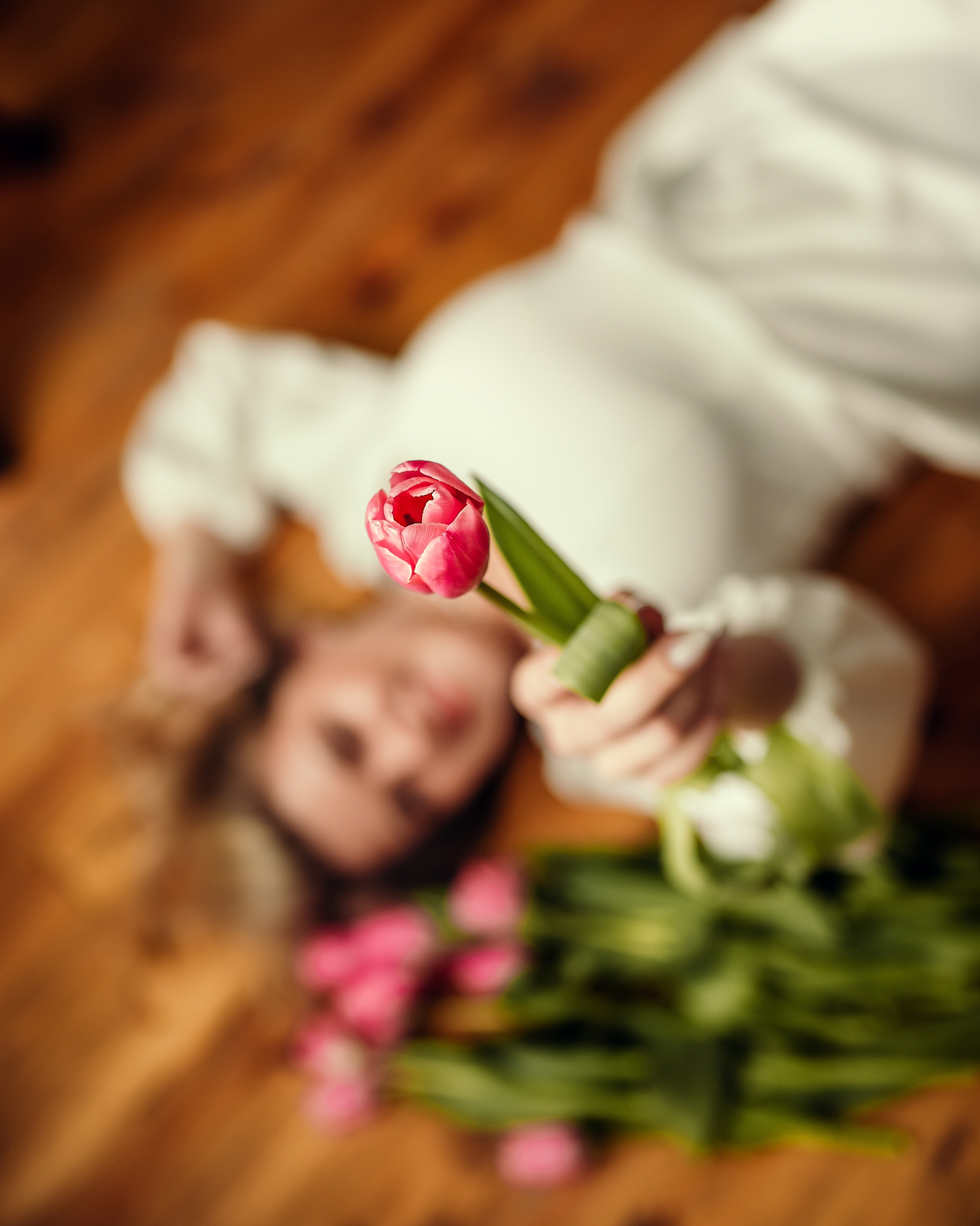 Надежда, съёмка с тюльпанами, студия Cotton. Фотограф в Санкт- Петербурге Мария Золотарь