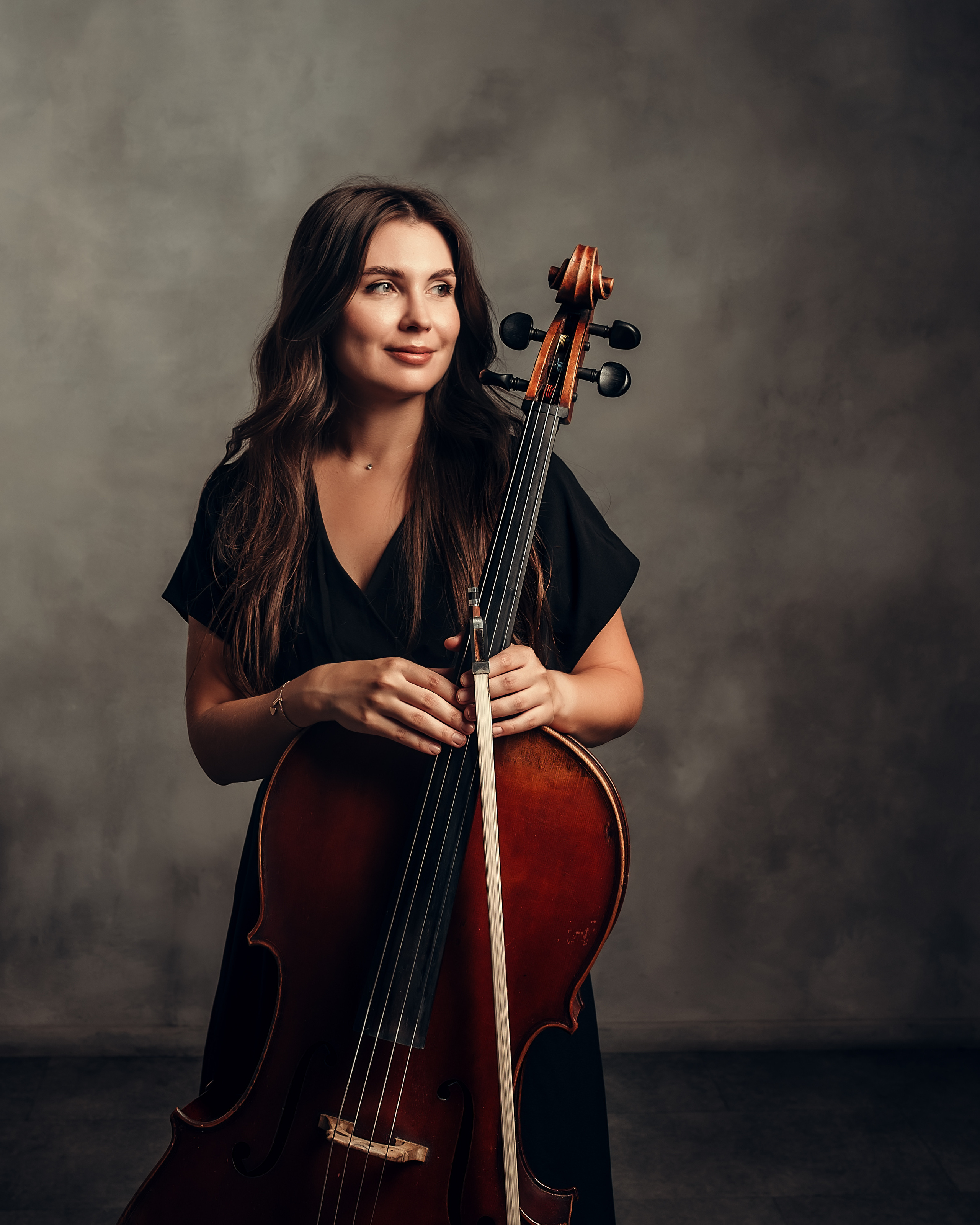 Анна, съёмка с виолончелью, студия Веретено. Фотограф в Санкт- Петербурге Мария Золотарь