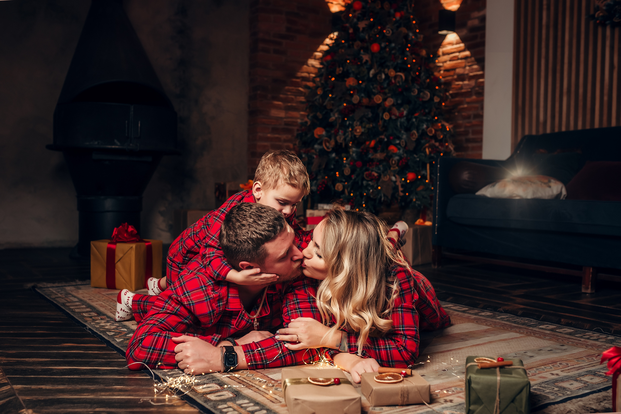 Семейная с кроликом, студия Leona Stage. Фотограф в Санкт- Петербурге Мария Золотарь