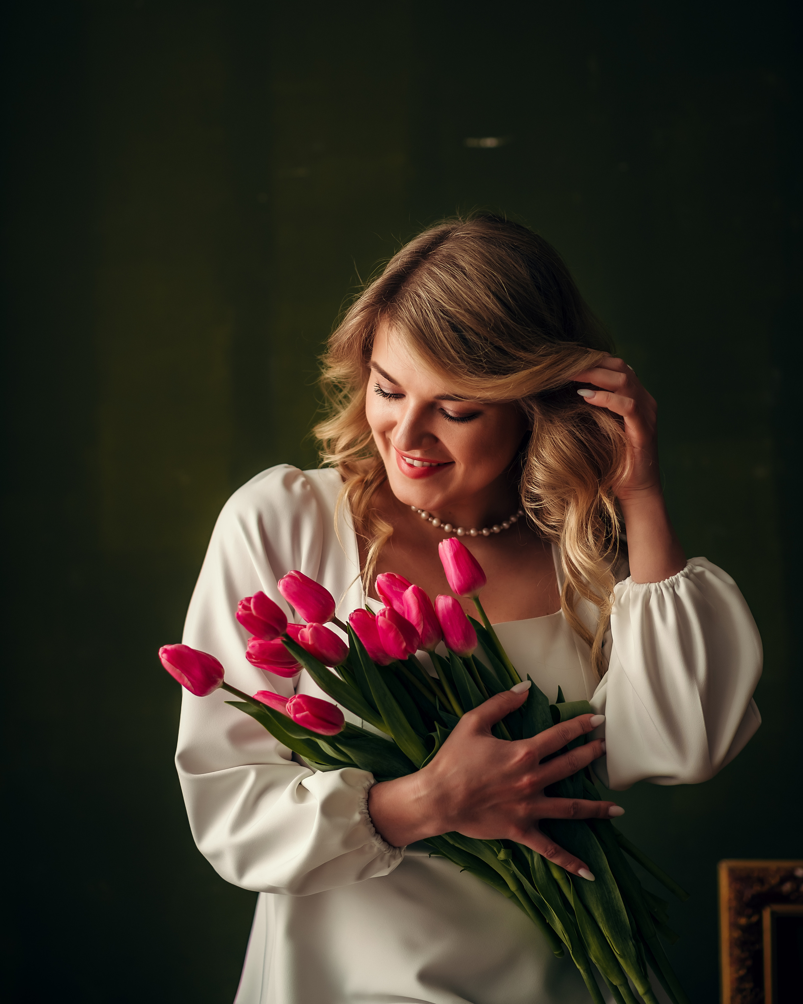 Надежда, съёмка с тюльпанами, студия Cotton. Фотограф в Санкт- Петербурге Мария Золотарь