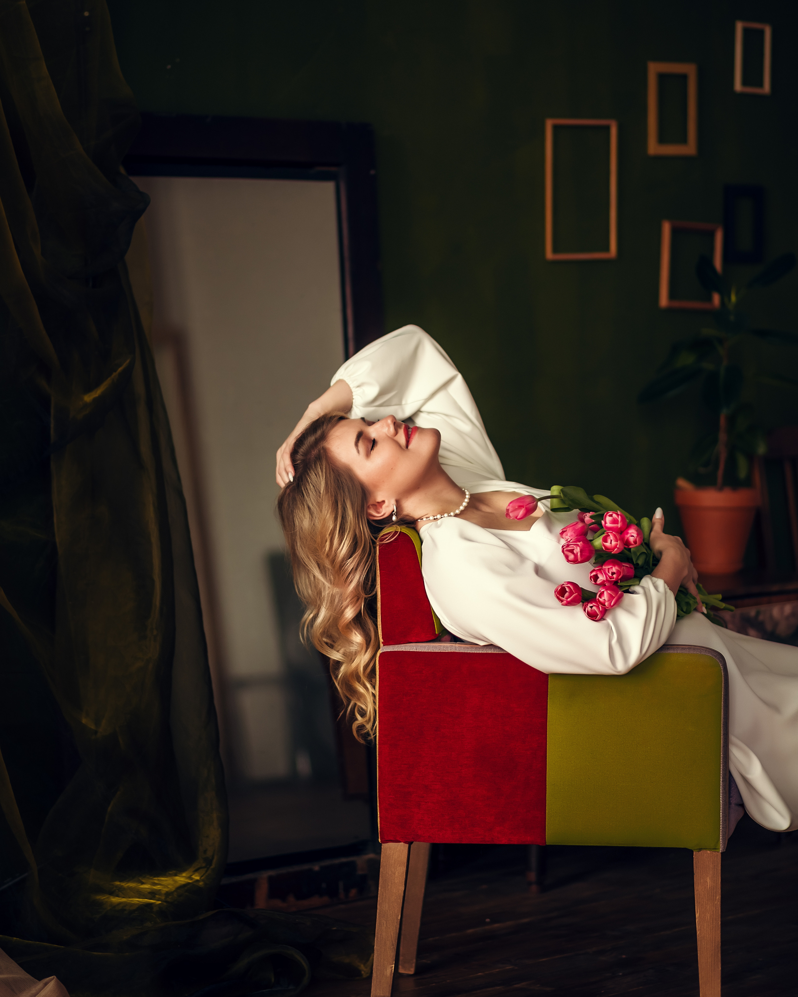 Надежда, съёмка с тюльпанами, студия Cotton. Фотограф в Санкт- Петербурге Мария Золотарь