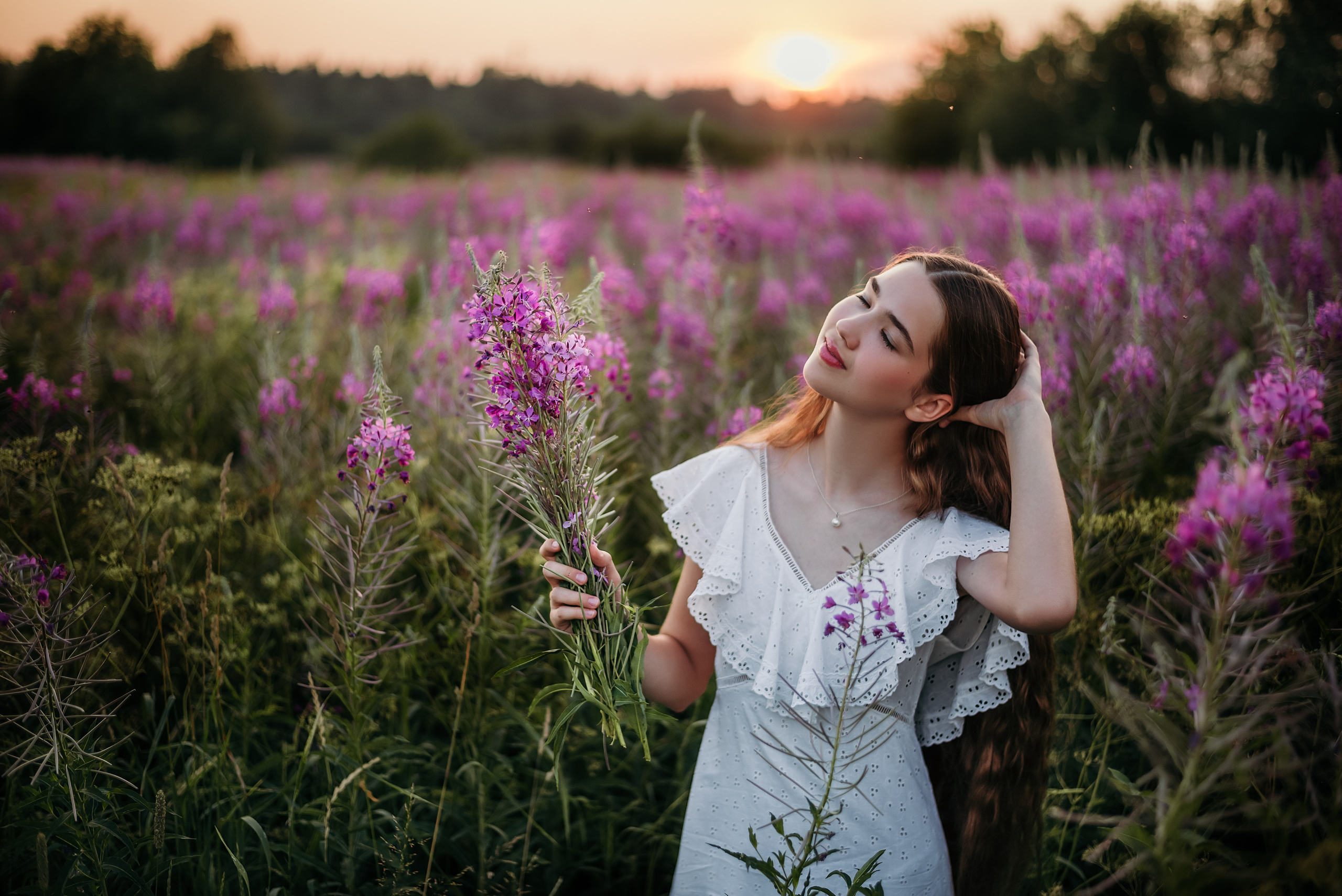 Эмилия, поле иван-чая и ромашек. Фотограф в Санкт- Петербурге Мария Золотарь