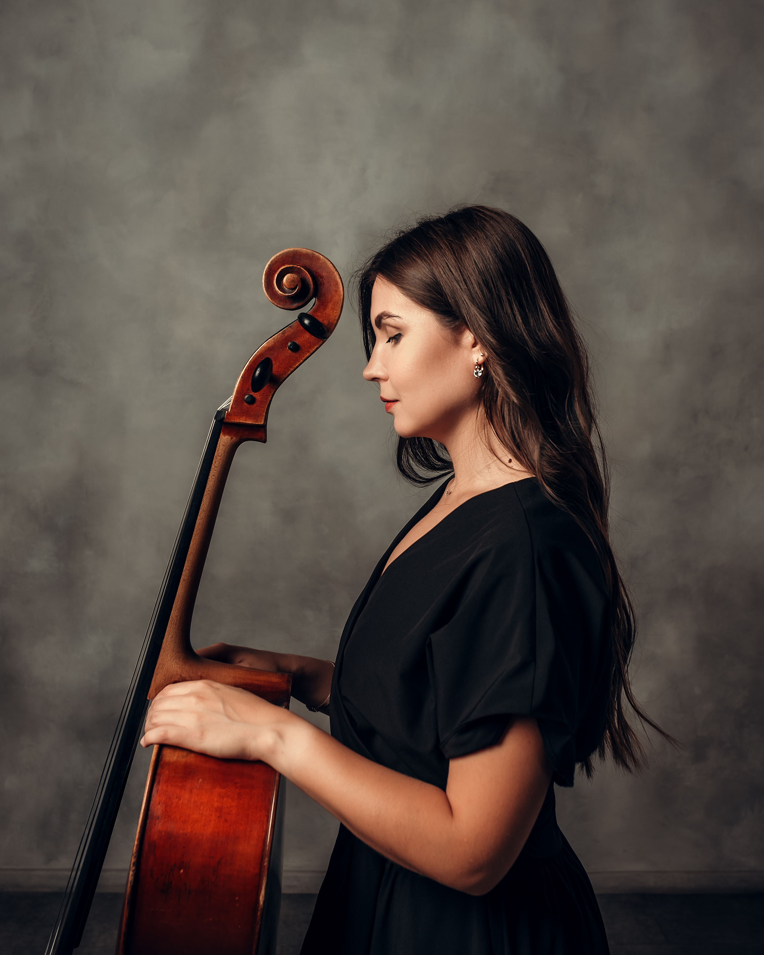 Анна, съёмка с виолончелью, студия Веретено. Фотограф в Санкт- Петербурге Мария Золотарь