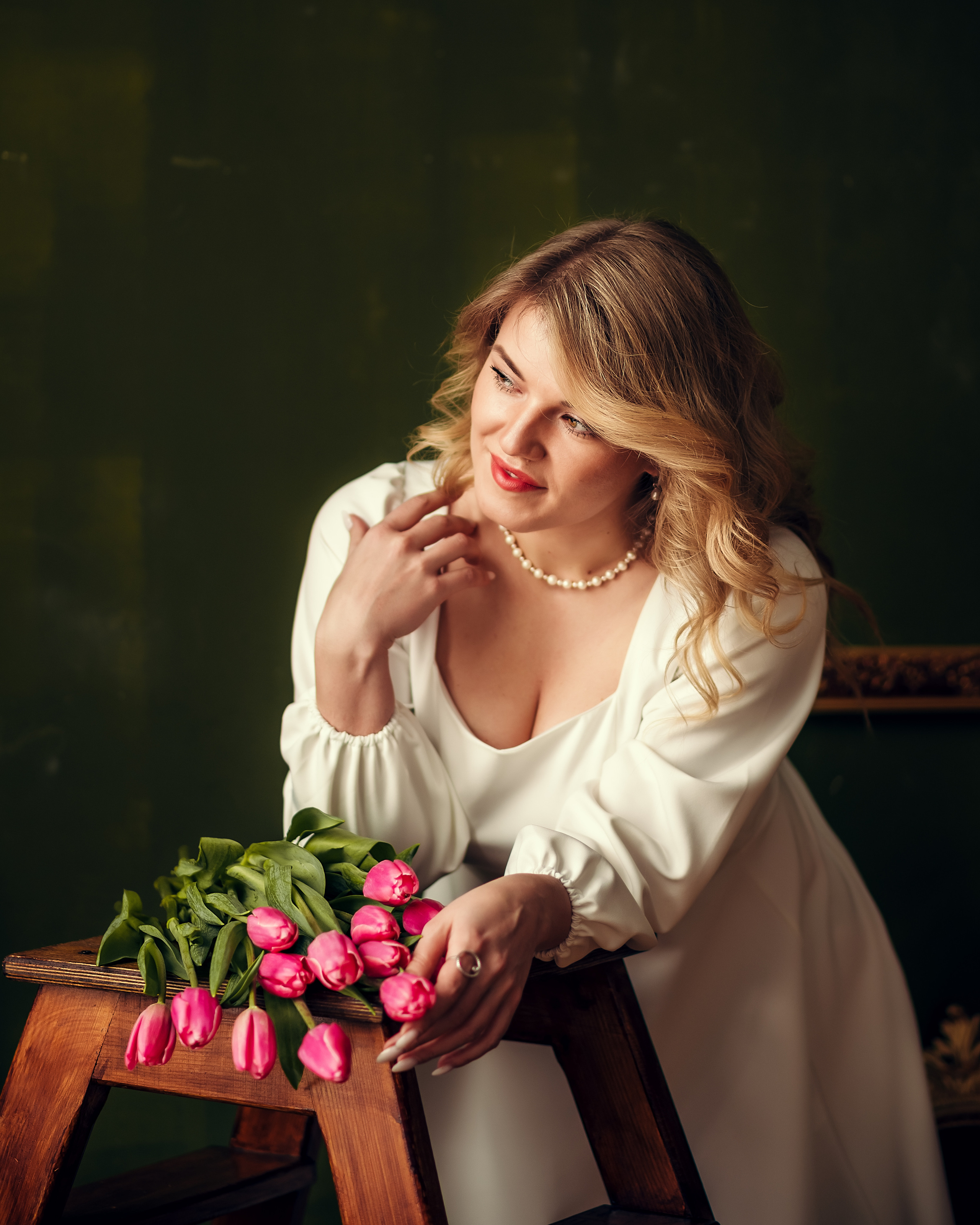 Надежда, съёмка с тюльпанами, студия Cotton. Фотограф в Санкт- Петербурге Мария Золотарь