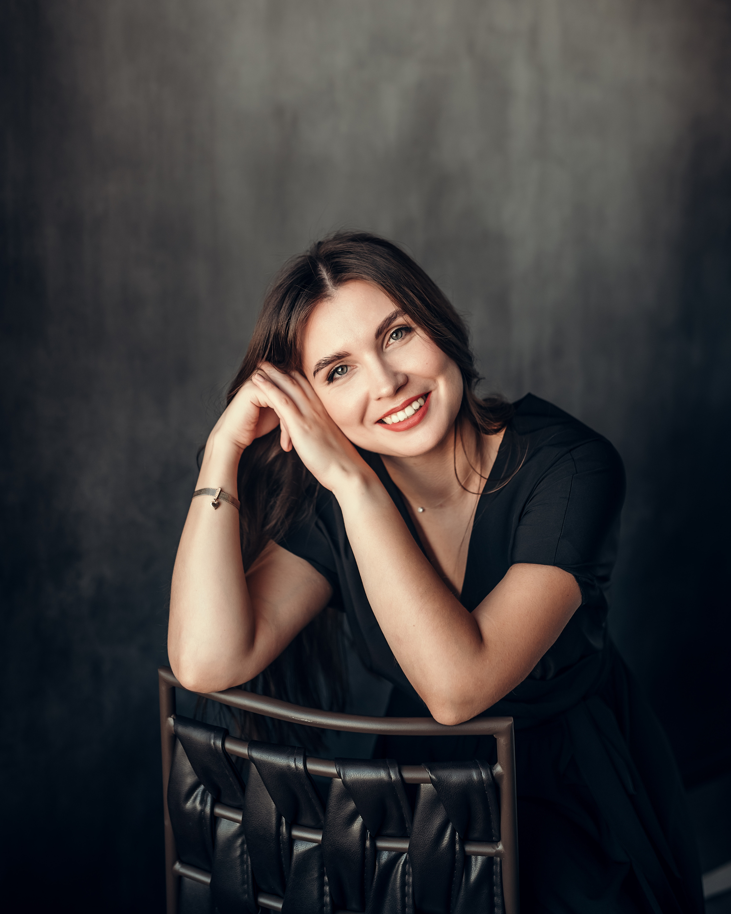 Анна, съёмка с виолончелью, студия Веретено. Фотограф в Санкт- Петербурге Мария Золотарь