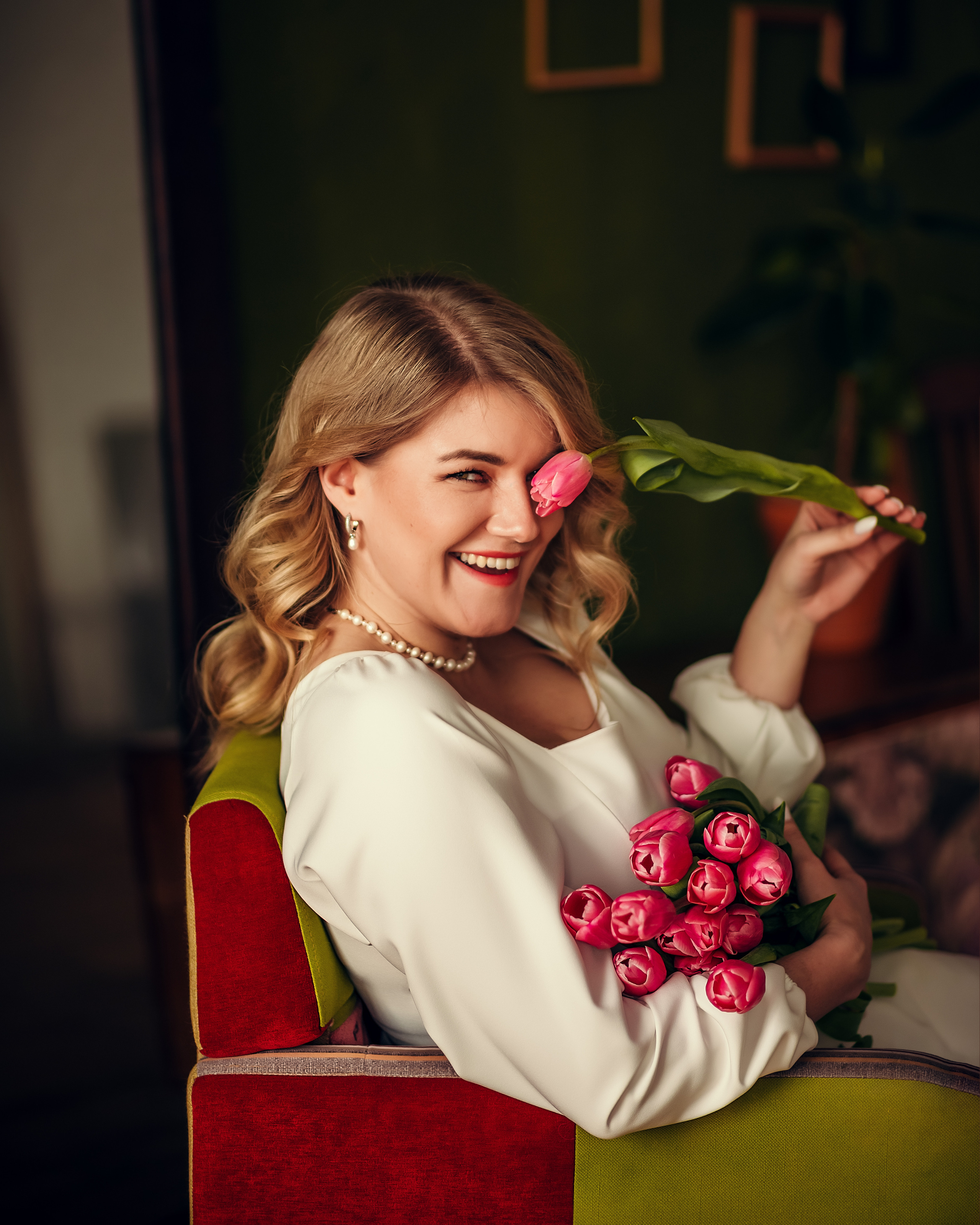 Надежда, съёмка с тюльпанами, студия Cotton. Фотограф в Санкт- Петербурге Мария Золотарь