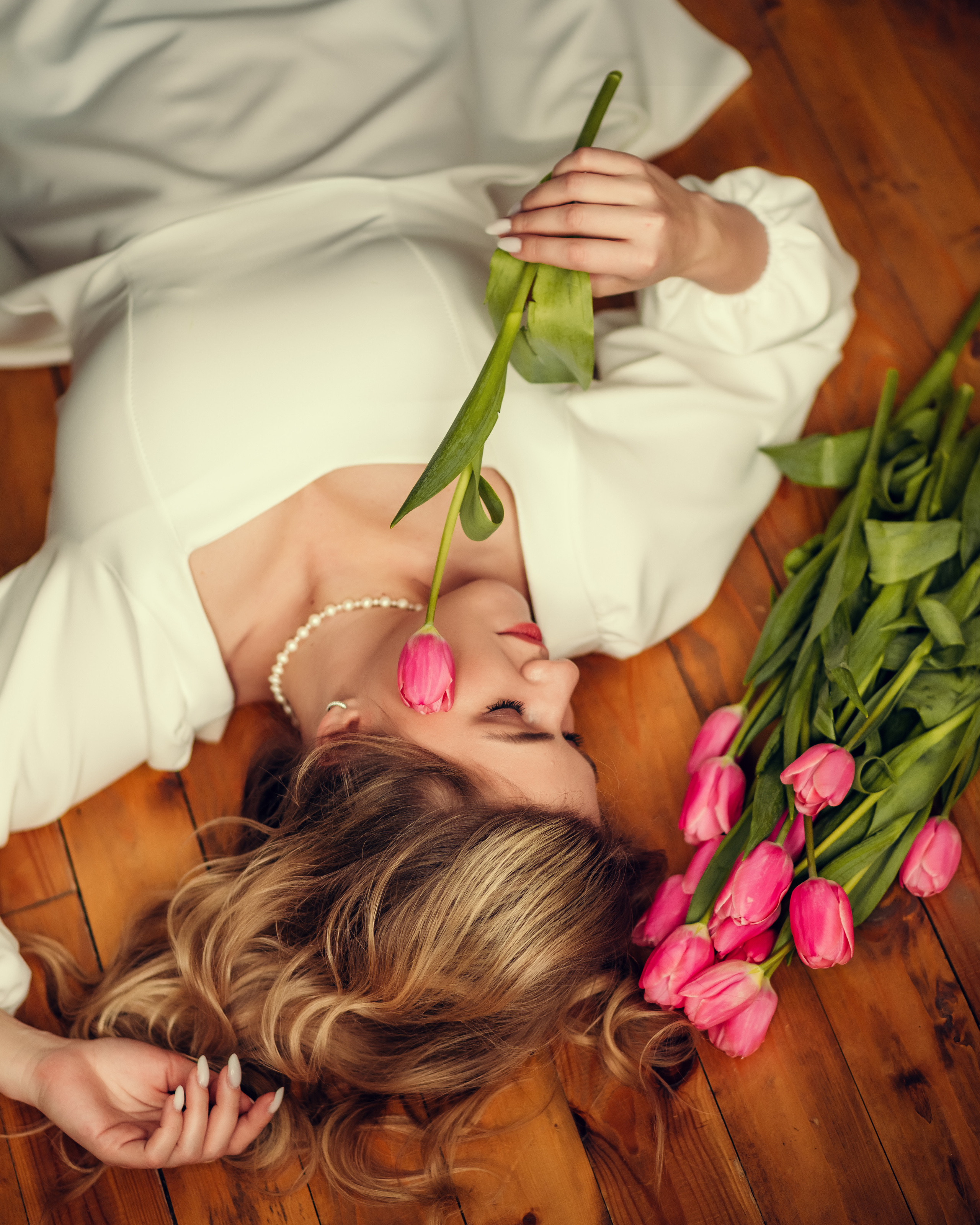 Надежда, съёмка с тюльпанами, студия Cotton. Фотограф в Санкт- Петербурге Мария Золотарь