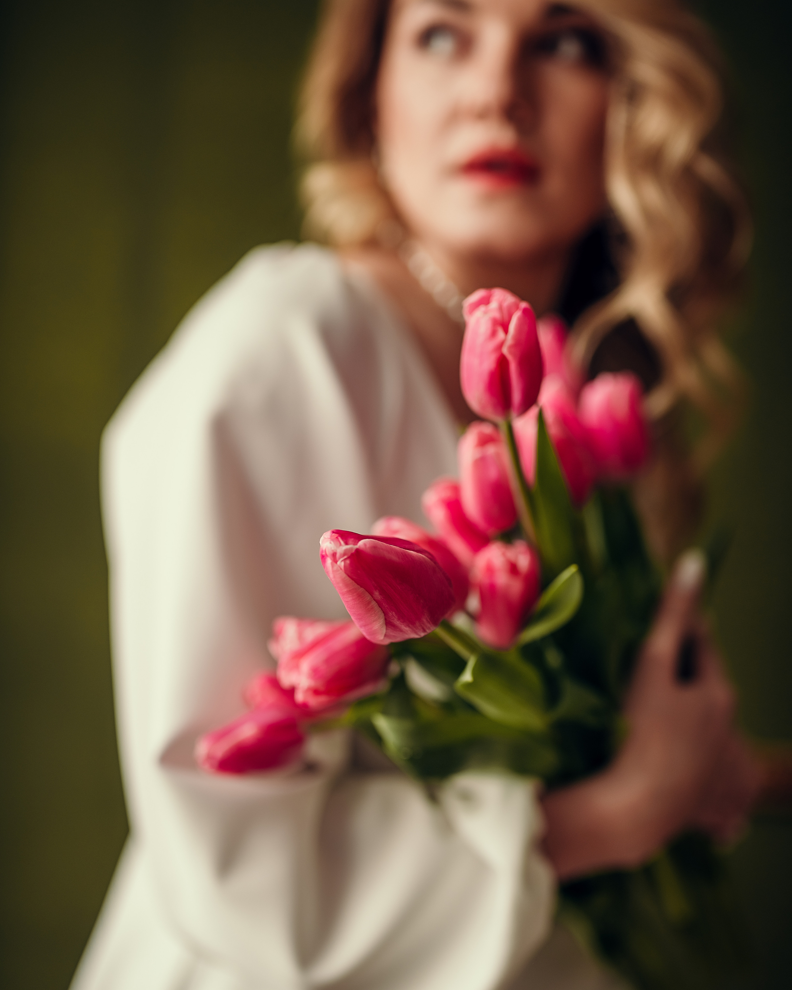 Надежда, съёмка с тюльпанами, студия Cotton. Фотограф в Санкт- Петербурге Мария Золотарь