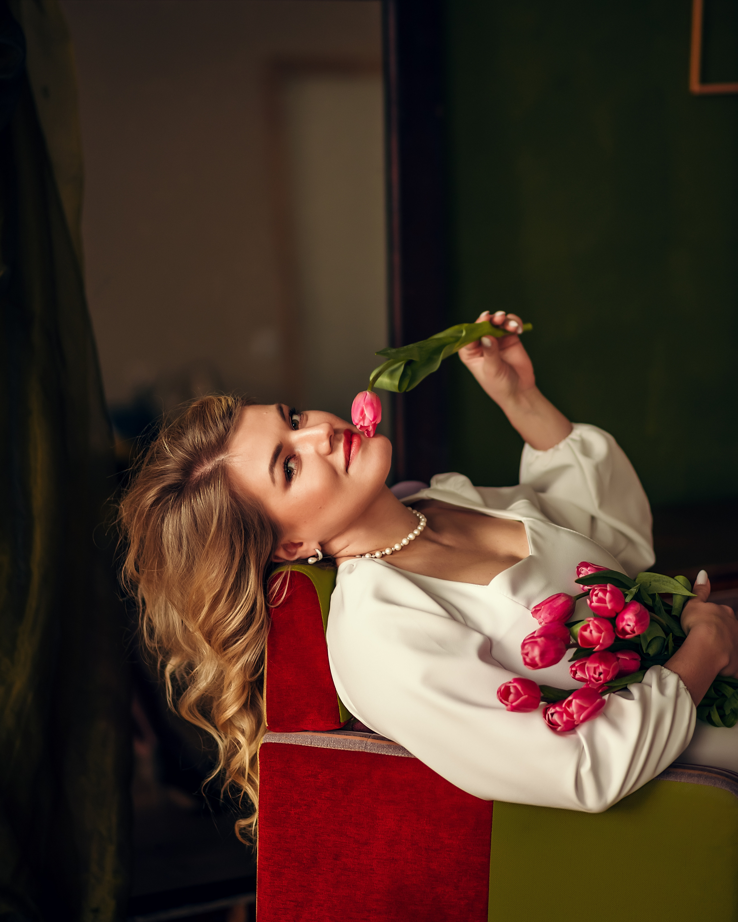 Надежда, съёмка с тюльпанами, студия Cotton. Фотограф в Санкт- Петербурге Мария Золотарь