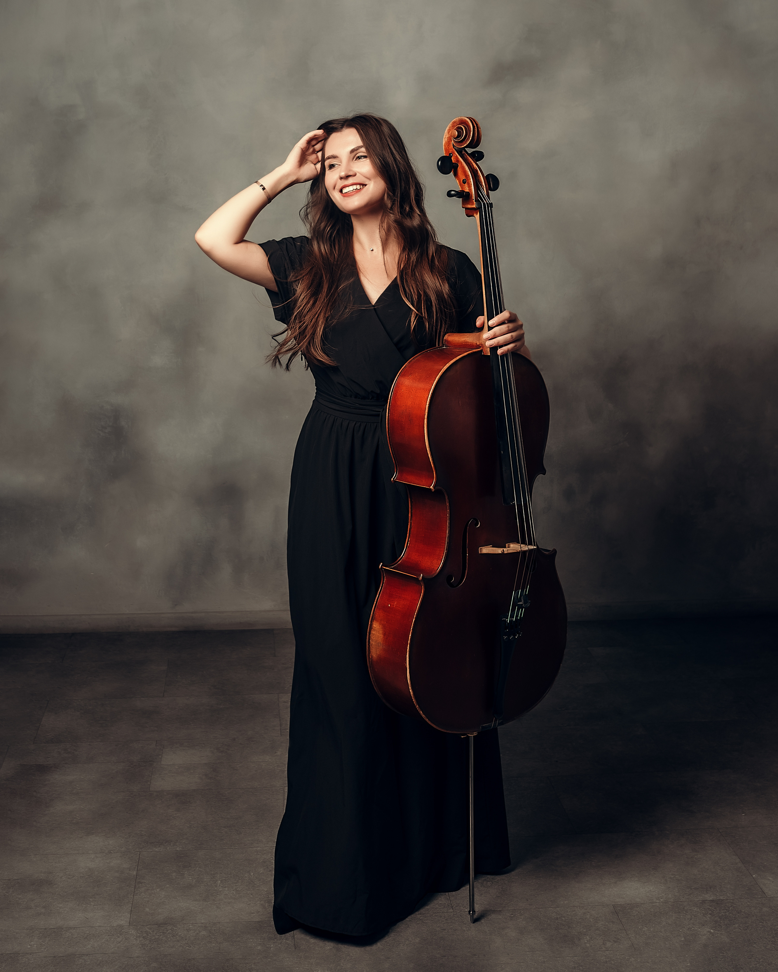 Анна, съёмка с виолончелью, студия Веретено. Фотограф в Санкт- Петербурге Мария Золотарь