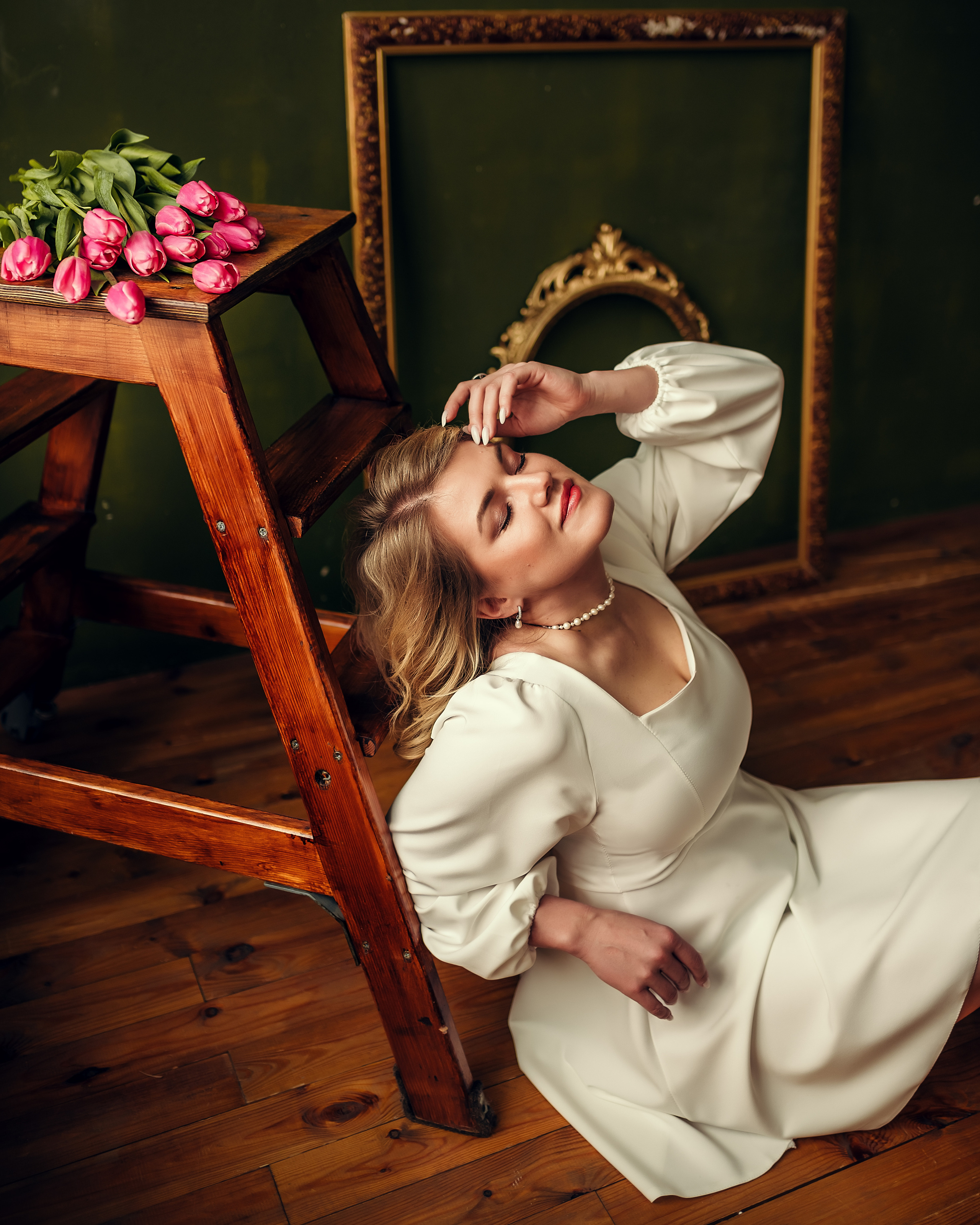 Надежда, съёмка с тюльпанами, студия Cotton. Фотограф в Санкт- Петербурге Мария Золотарь