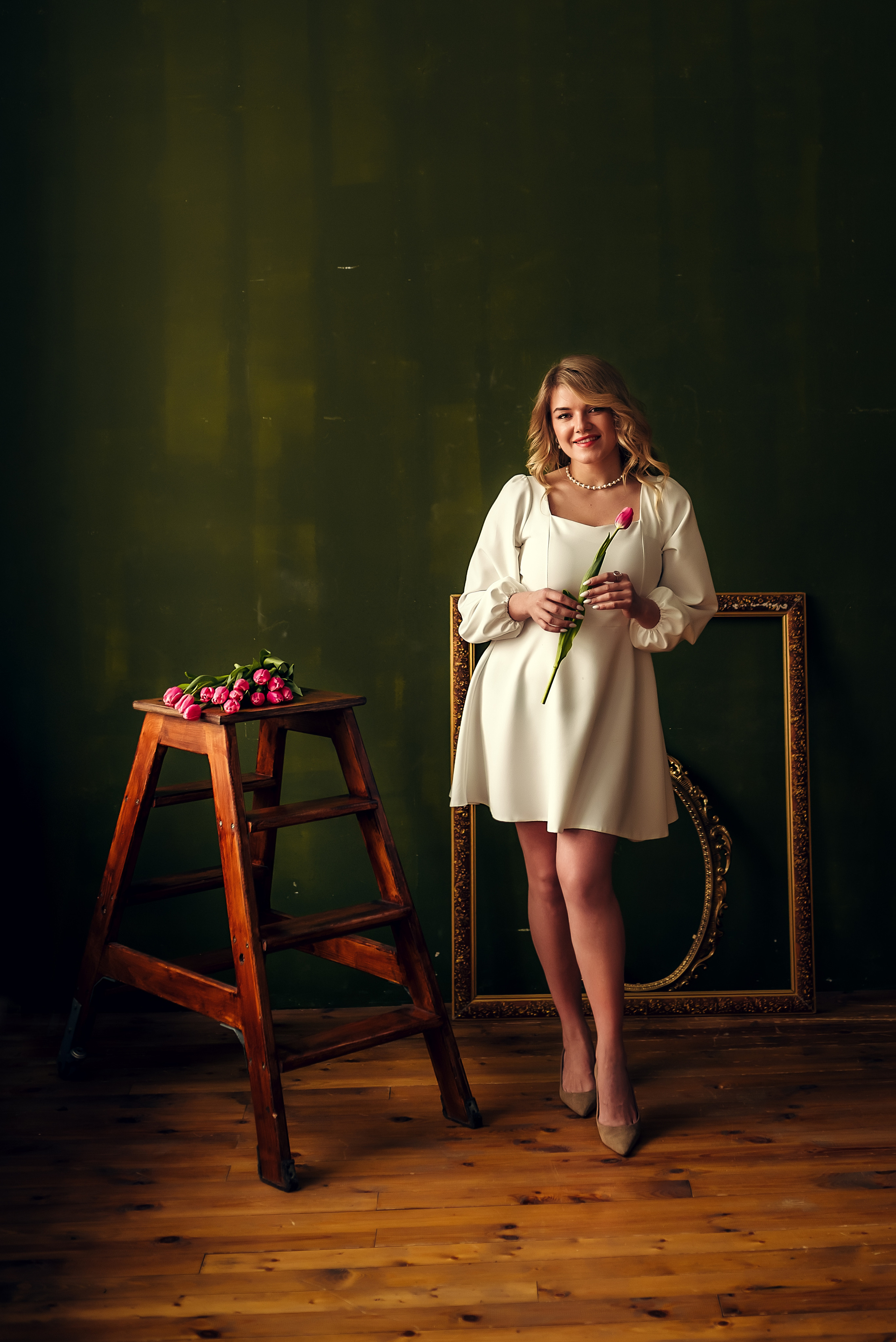 Надежда, съёмка с тюльпанами, студия Cotton. Фотограф в Санкт- Петербурге Мария Золотарь